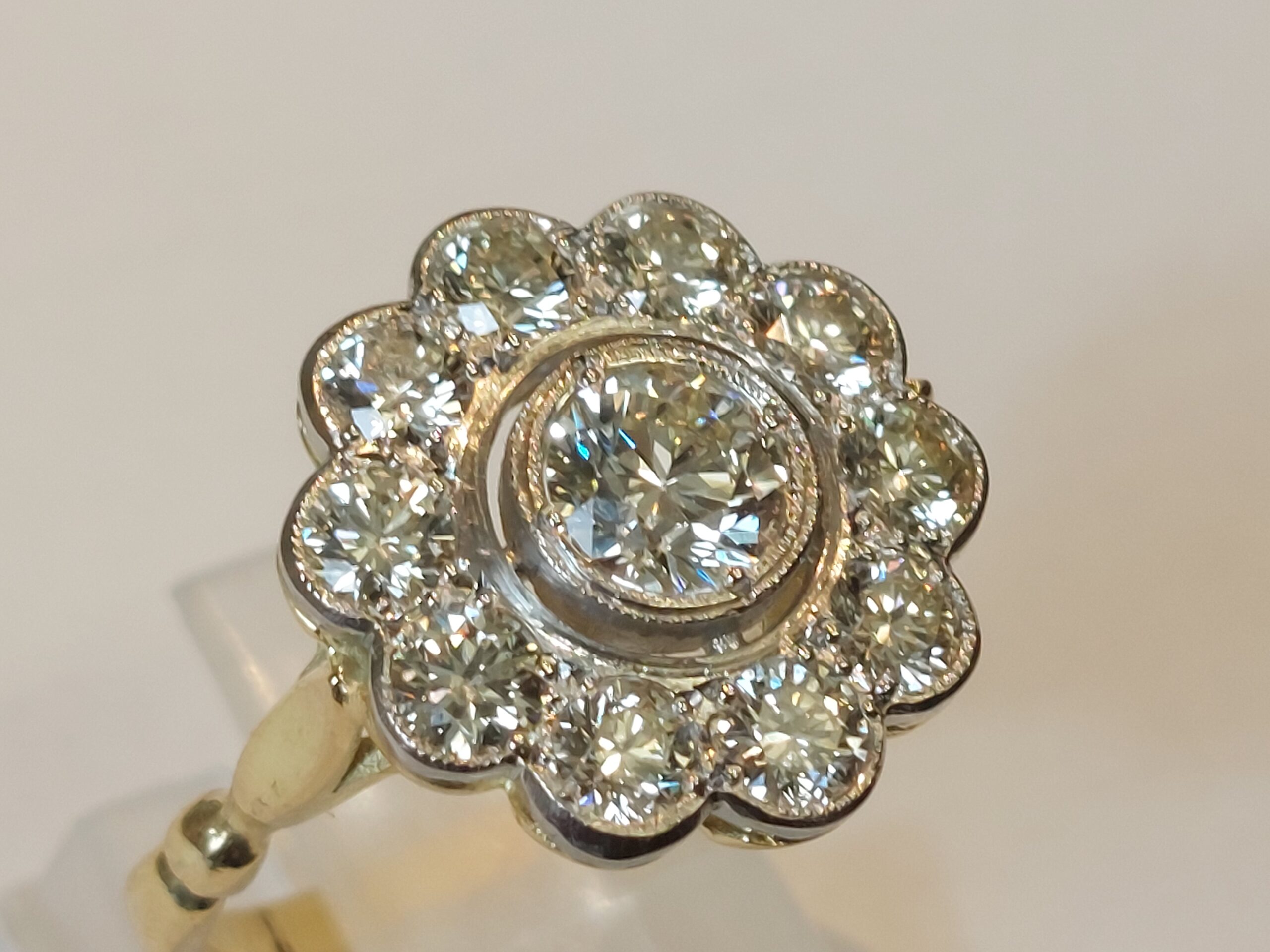 Vintage Ladies 18ct Y/G and Platinum Natural Diamond Daisy-Size Q-Stunning! - Image 2