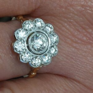 Vintage Ladies 18ct Y/G and Platinum Natural Diamond Daisy-Size Q-Stunning!
