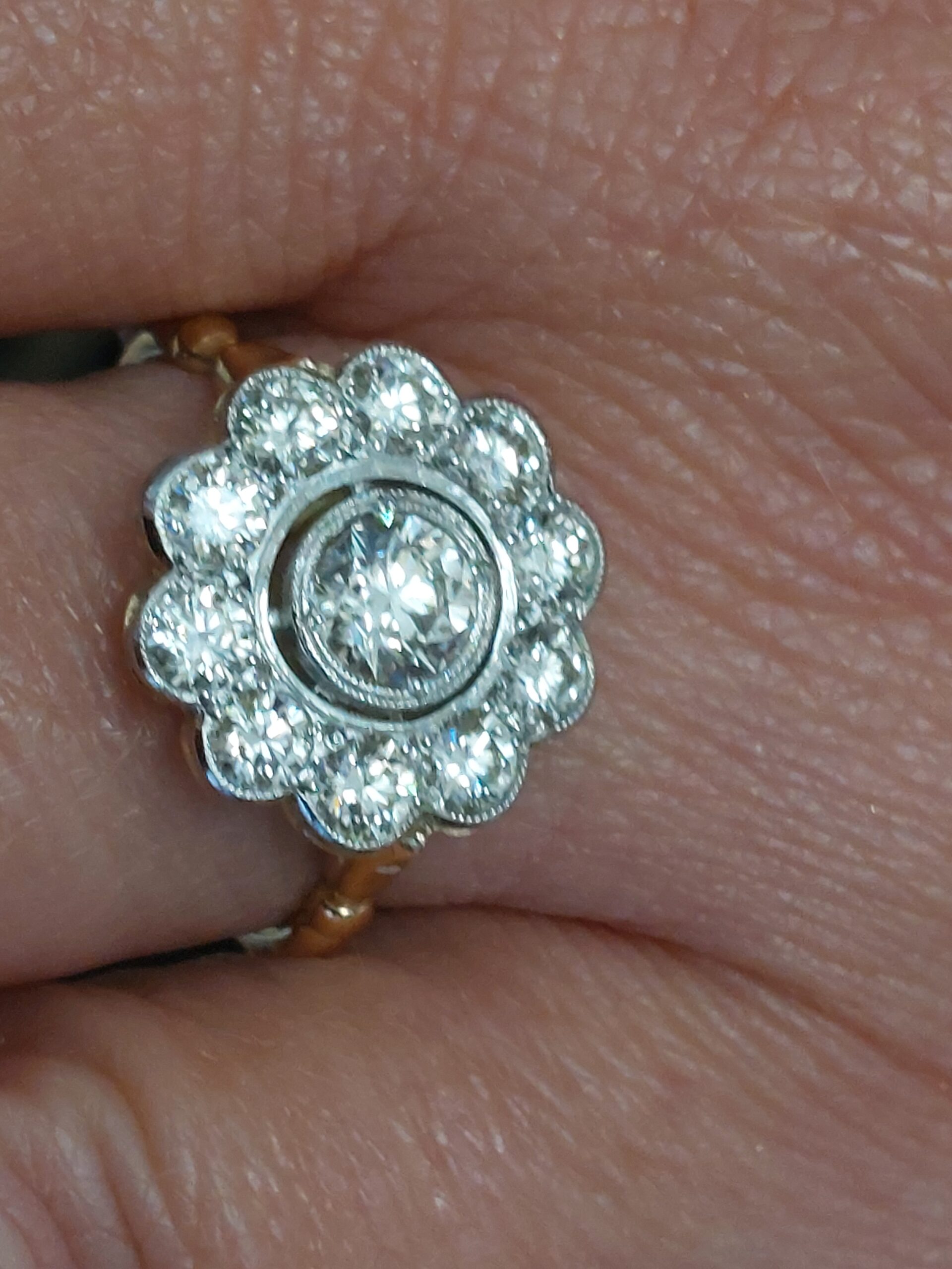 Vintage Ladies 18ct Y/G and Platinum Natural Diamond Daisy-Size Q-Stunning!
