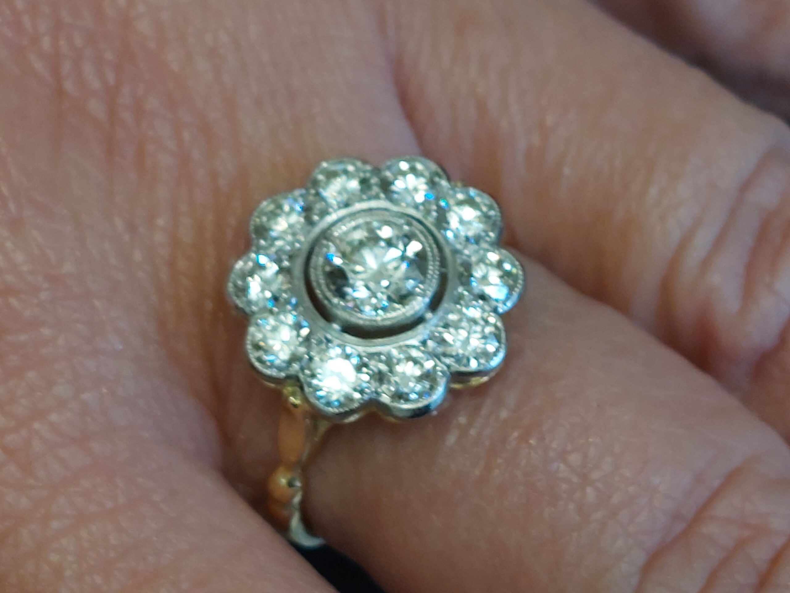 Vintage Ladies 18ct Y/G and Platinum Natural Diamond Daisy-Size Q-Stunning! - Image 6