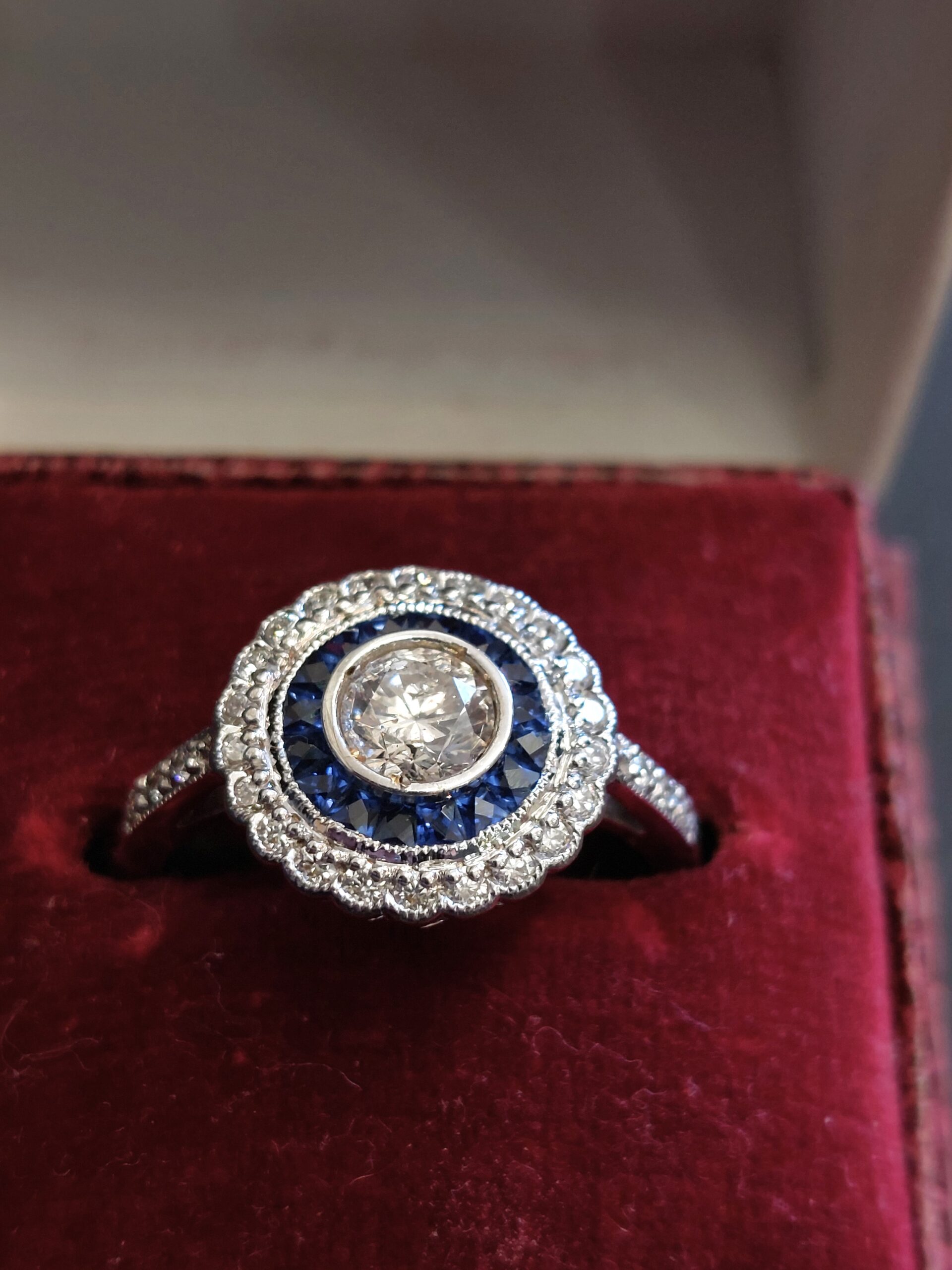 Ladies Vintage 18ct White Gold Diamond and Sapphire Target Ring - Absolutely Stunning!