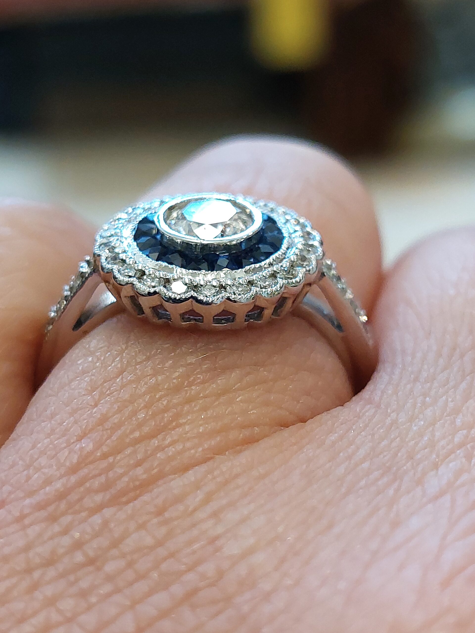 Ladies Vintage 18ct White Gold Diamond and Sapphire Target Ring - Absolutely Stunning! - Image 2