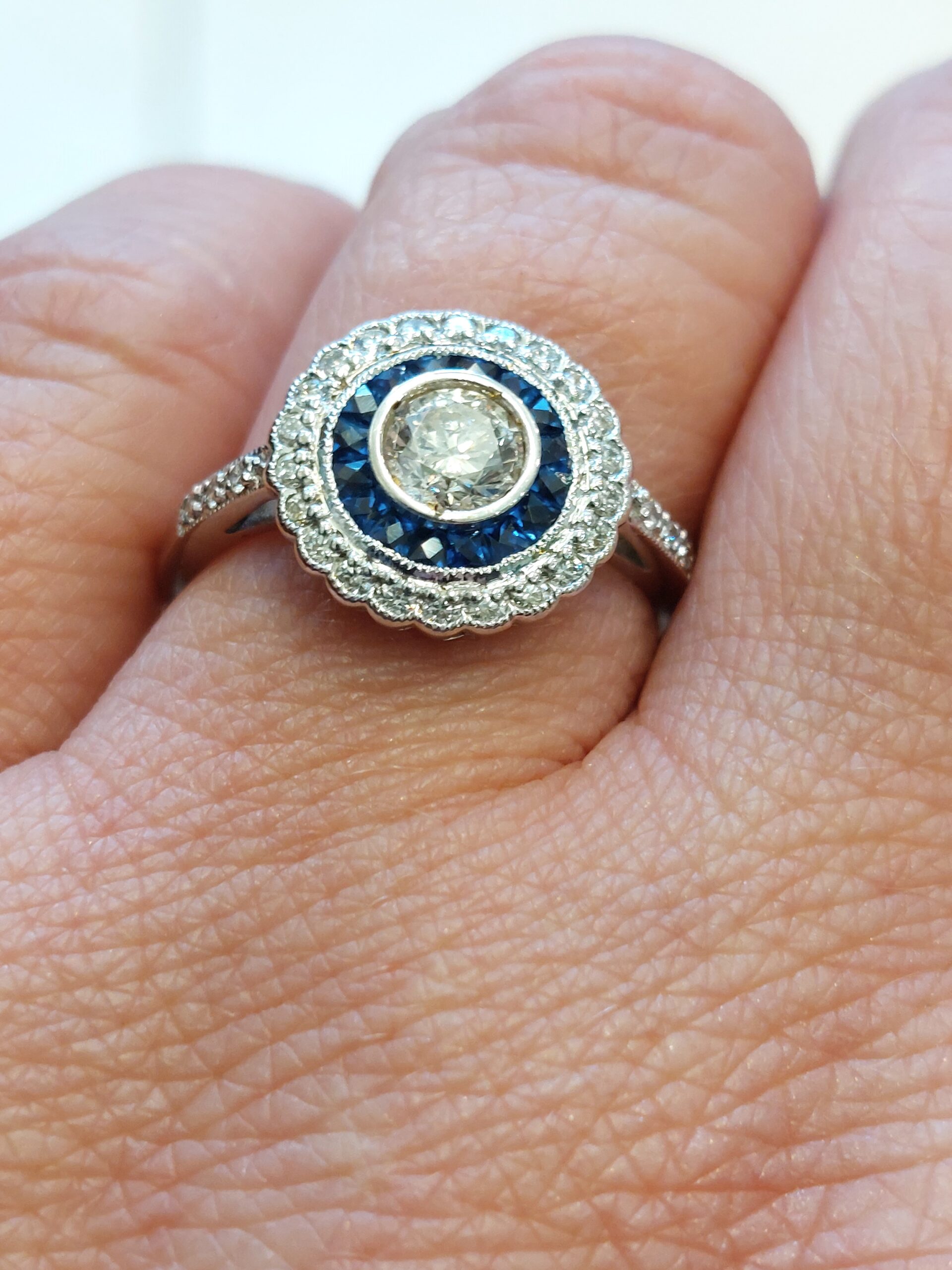 Ladies Vintage 18ct White Gold Diamond and Sapphire Target Ring - Absolutely Stunning! - Image 3