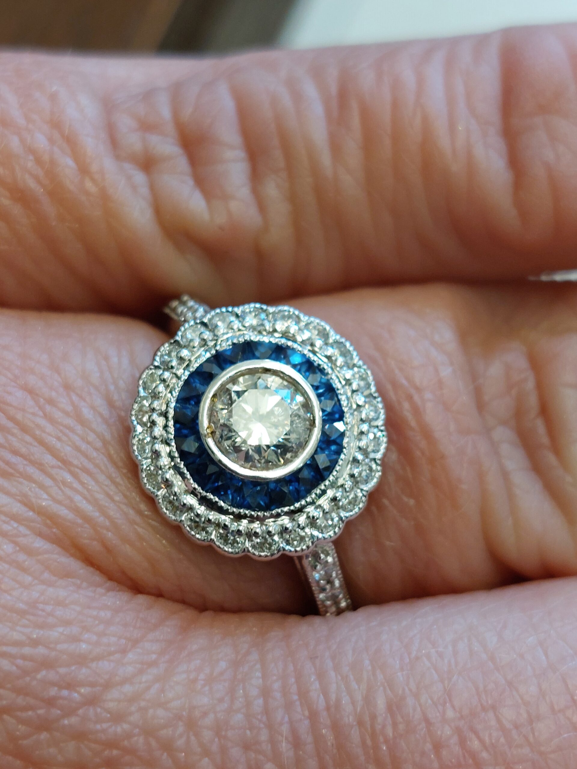Ladies Vintage 18ct White Gold Diamond and Sapphire Target Ring - Absolutely Stunning! - Image 4