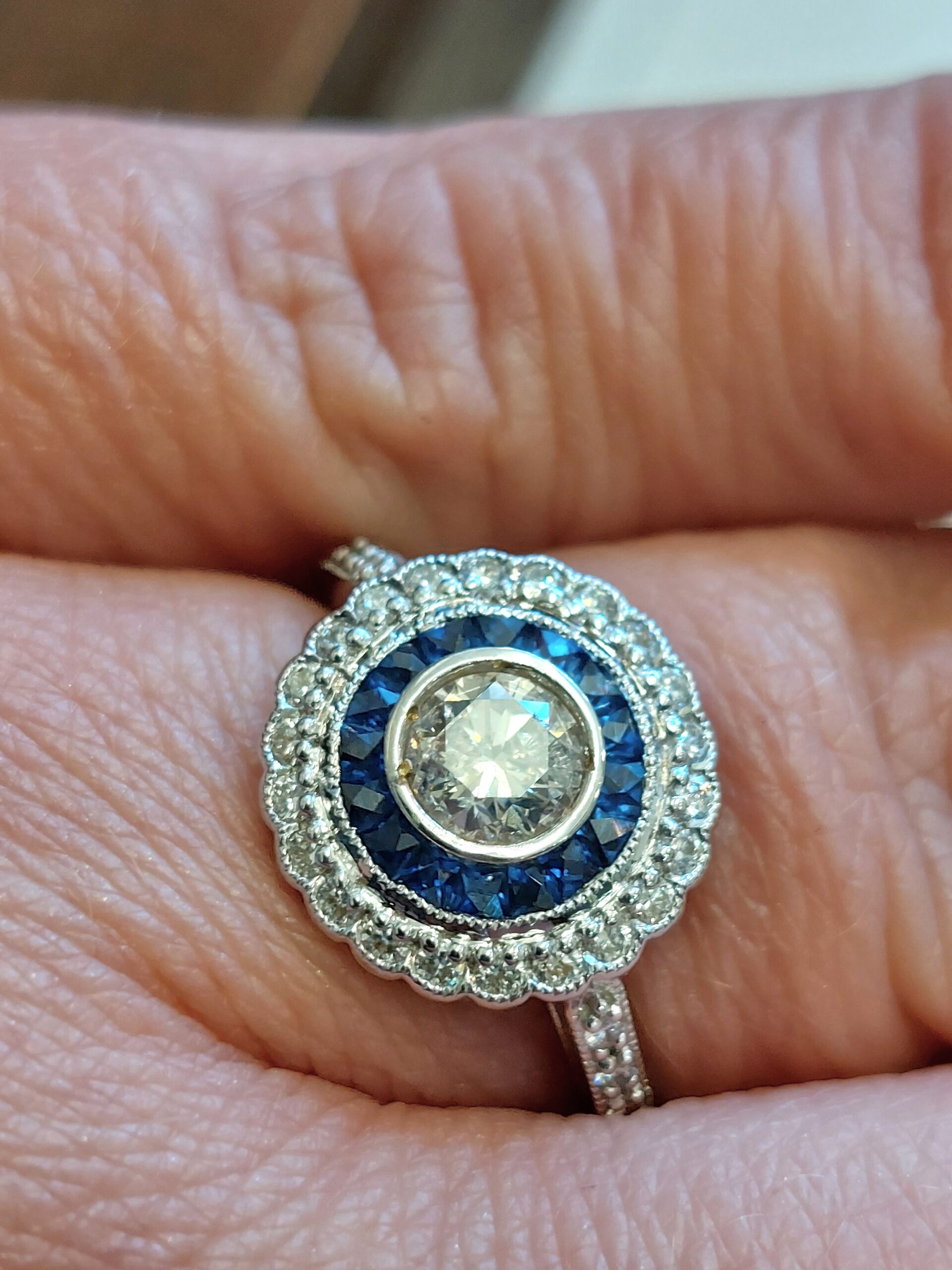 Ladies Vintage 18ct White Gold Diamond and Sapphire Target Ring - Absolutely Stunning! - Image 5