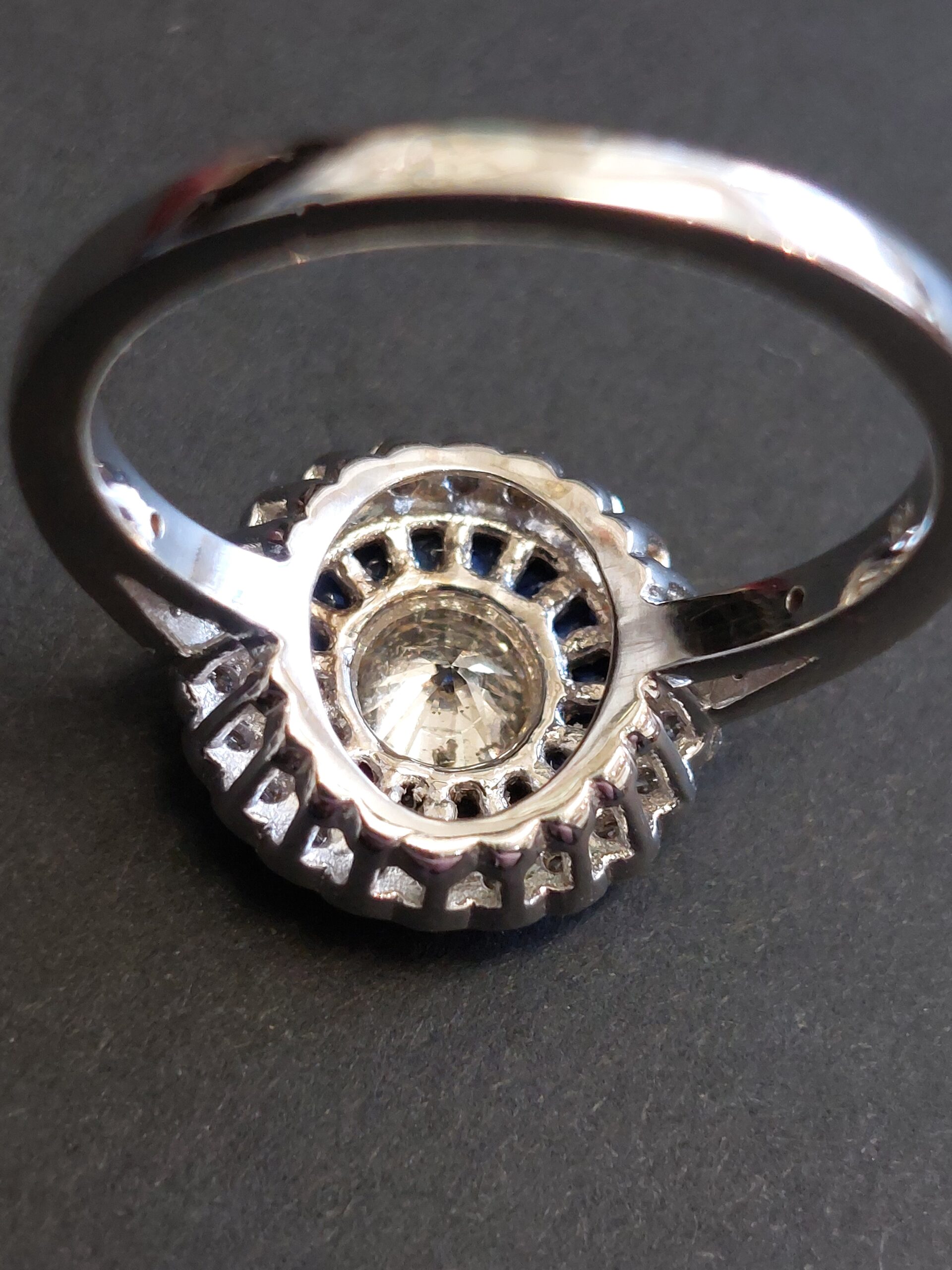 Ladies Vintage 18ct White Gold Diamond and Sapphire Target Ring - Absolutely Stunning! - Image 6
