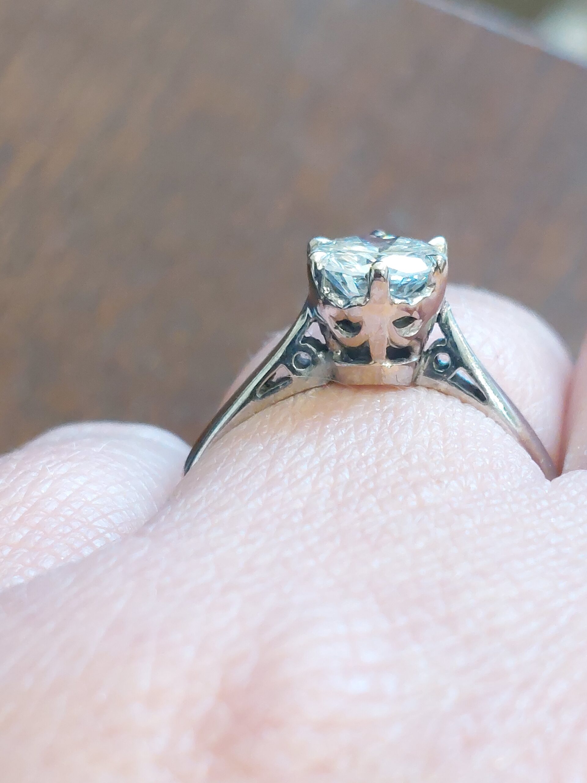 18ct White Gold and Natural Round Brilliant Diamond Solitaire - Stunning!!! - Image 4