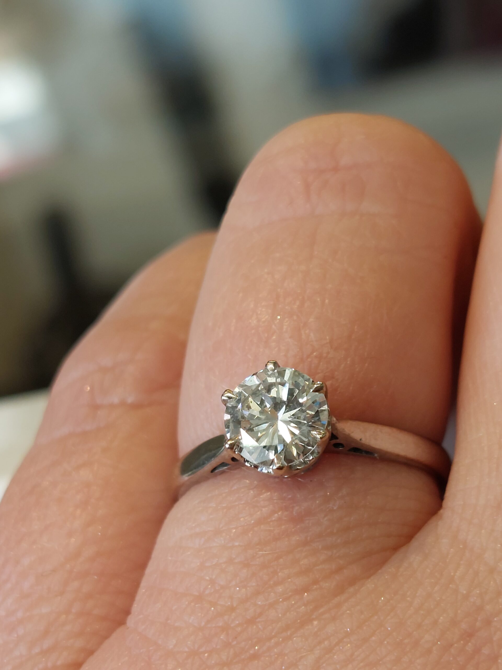 18ct White Gold and Natural Round Brilliant Diamond Solitaire - Stunning!!! - Image 9