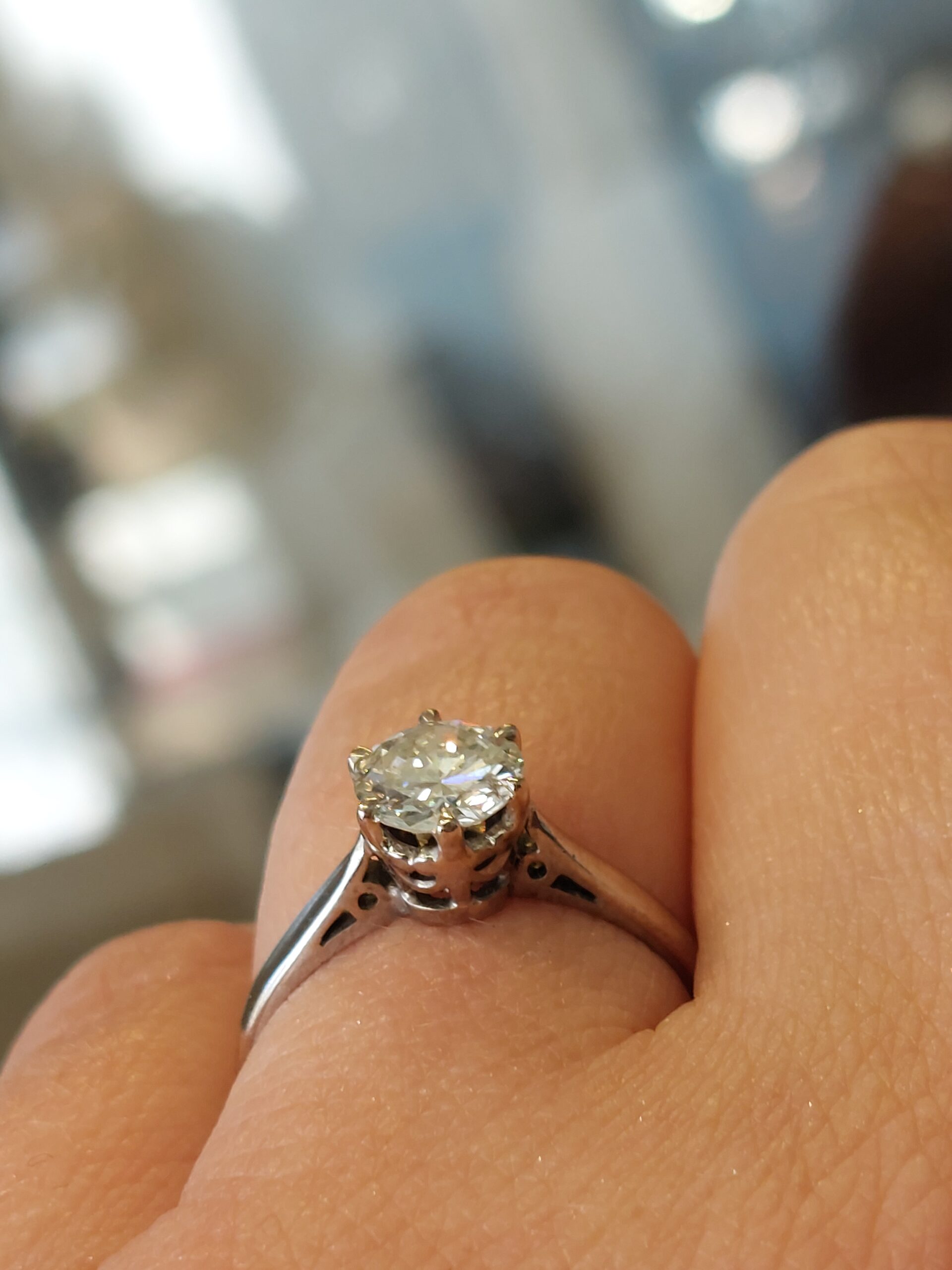 18ct White Gold and Natural Round Brilliant Diamond Solitaire - Stunning!!! - Image 10