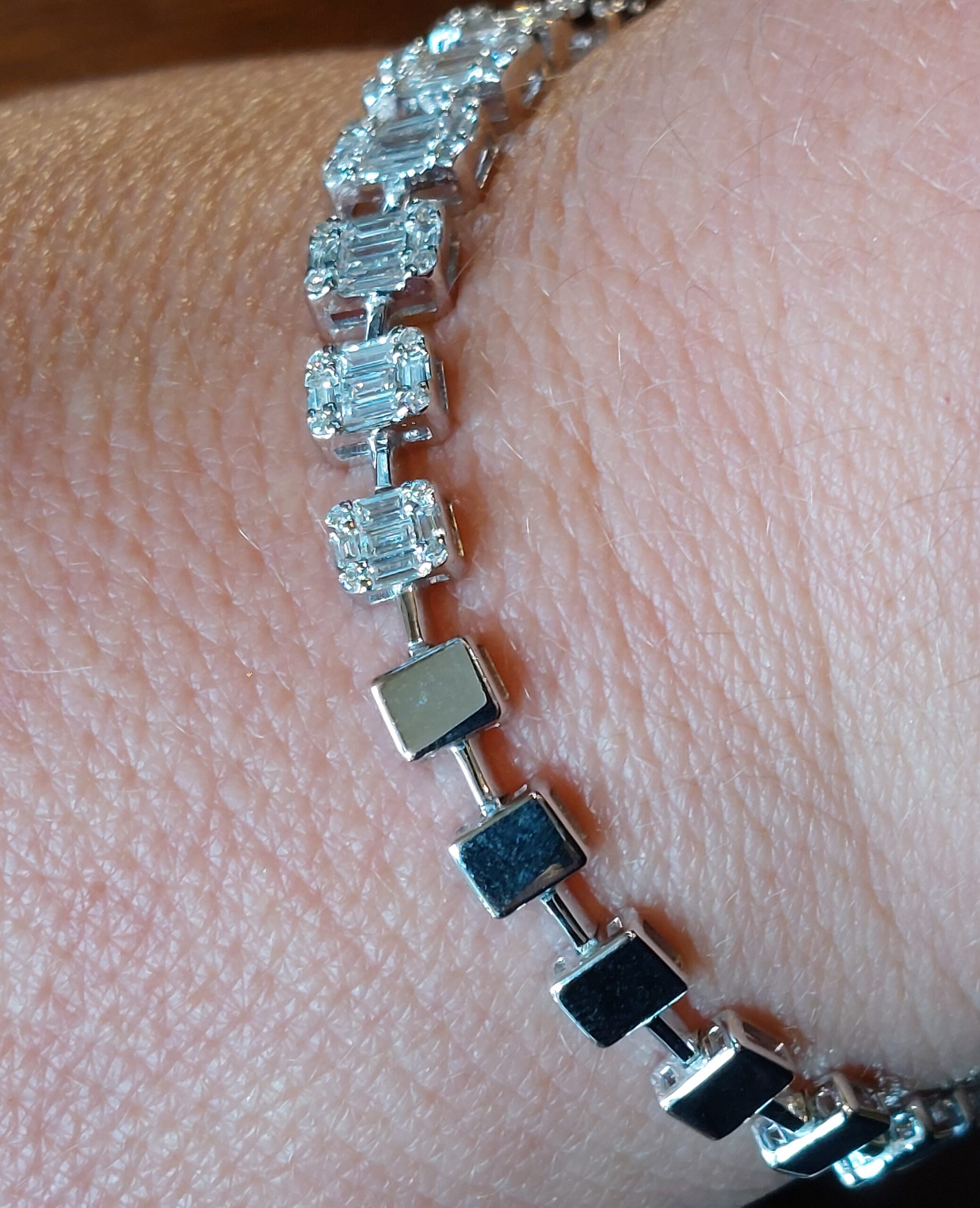 Stunning 18ct White Gold Natural Baguette & Round Brilliant Diamond bracelet - Image 20