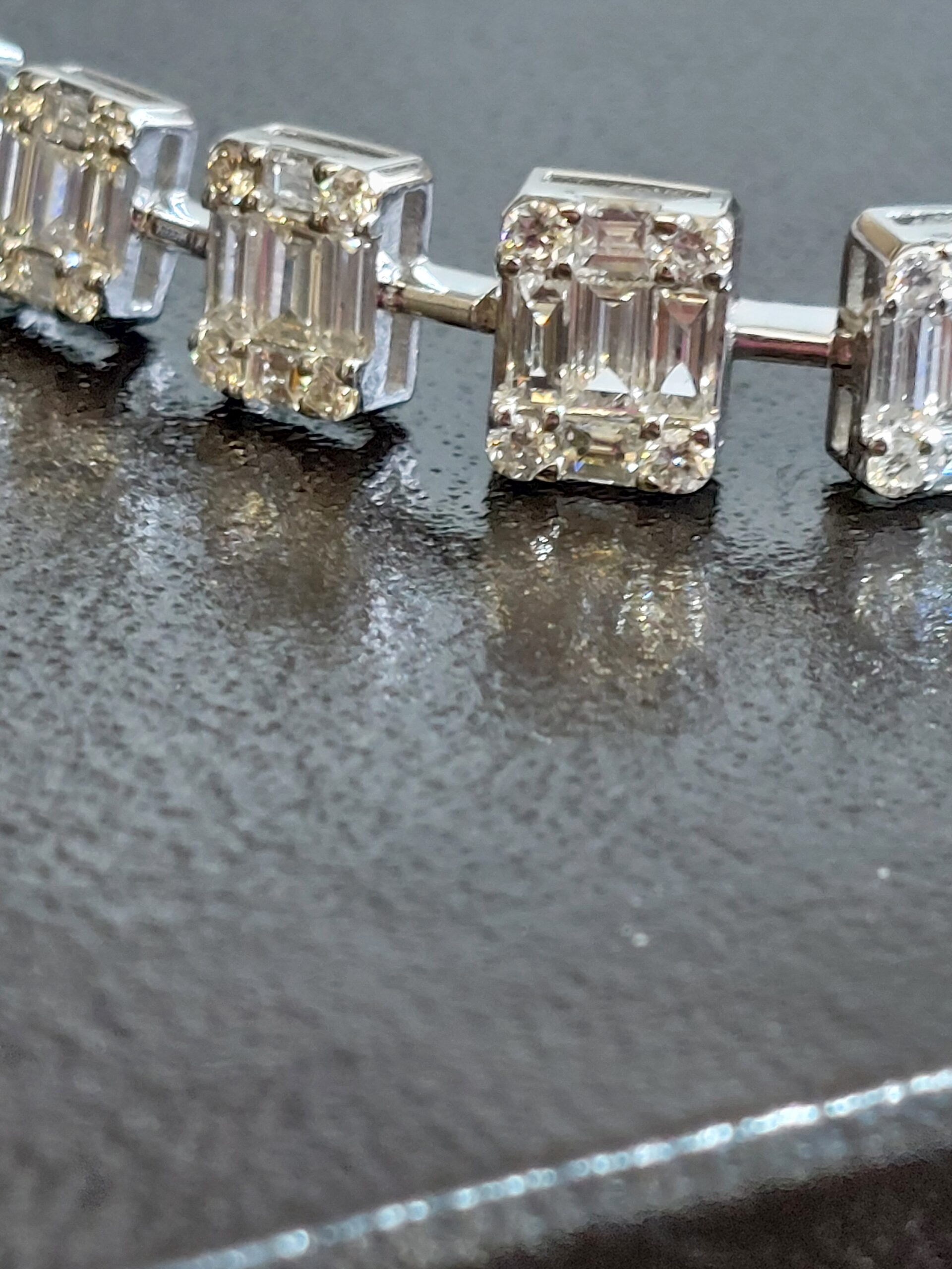 Stunning 18ct White Gold Natural Baguette & Round Brilliant Diamond bracelet - Image 16