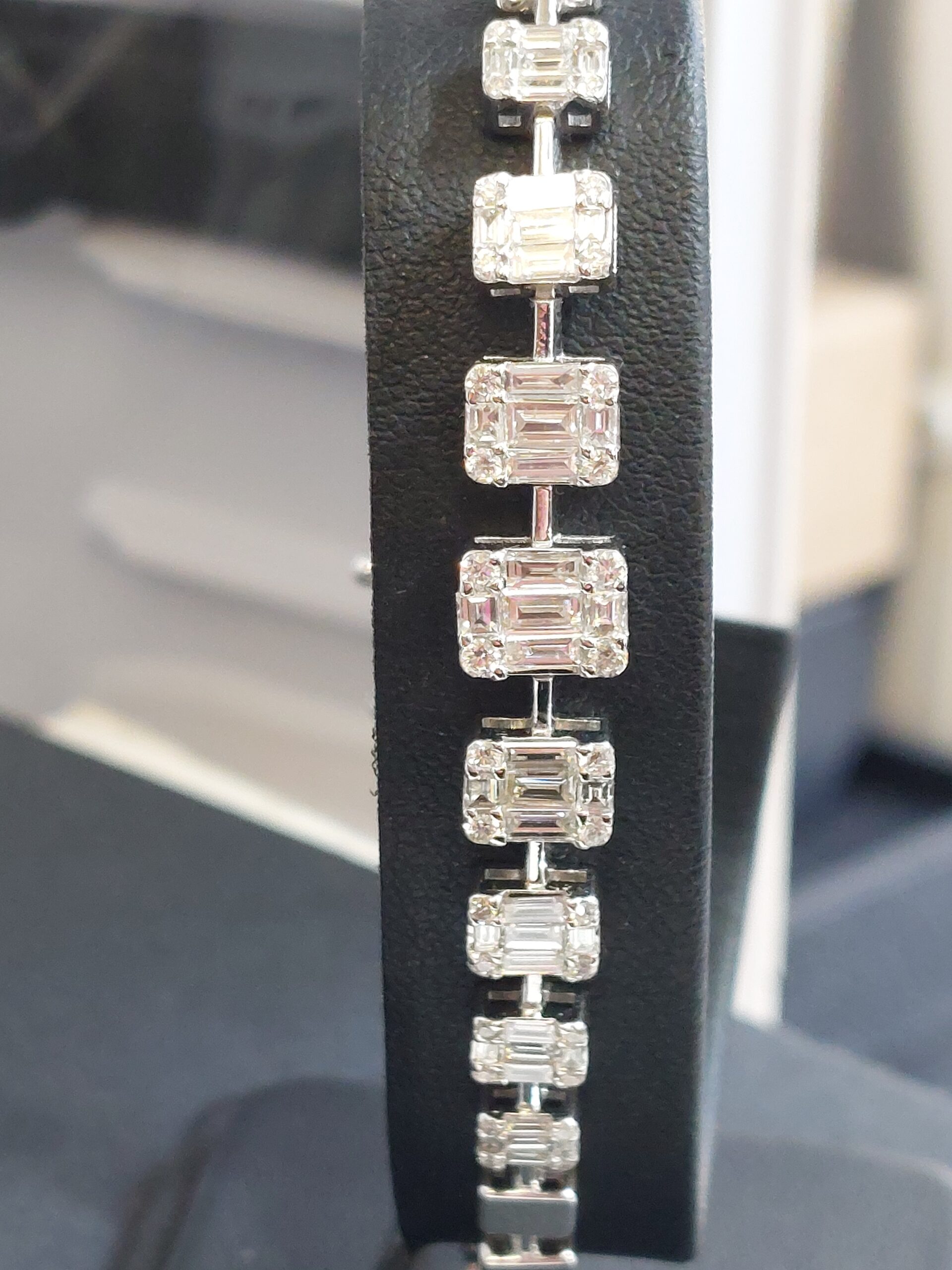 Stunning 18ct White Gold Natural Baguette & Round Brilliant Diamond bracelet - Image 13