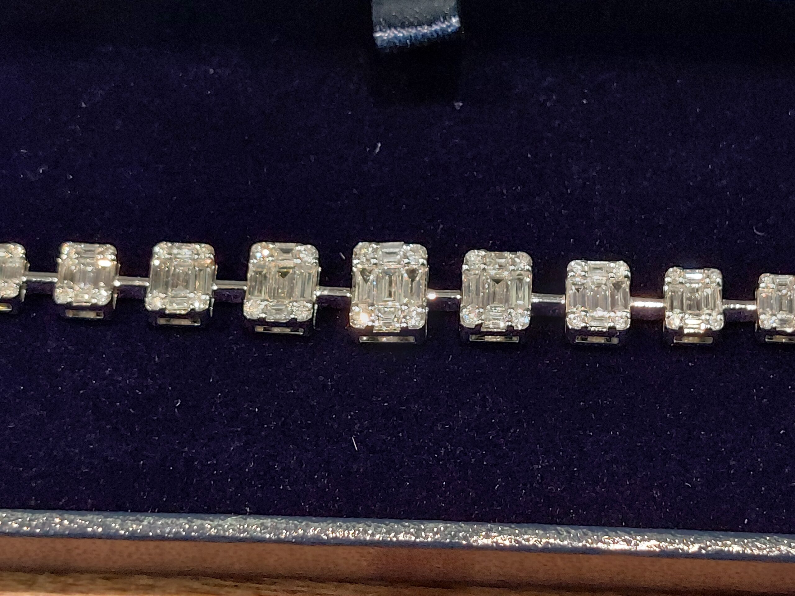 Stunning 18ct White Gold Natural Baguette & Round Brilliant Diamond bracelet - Image 9