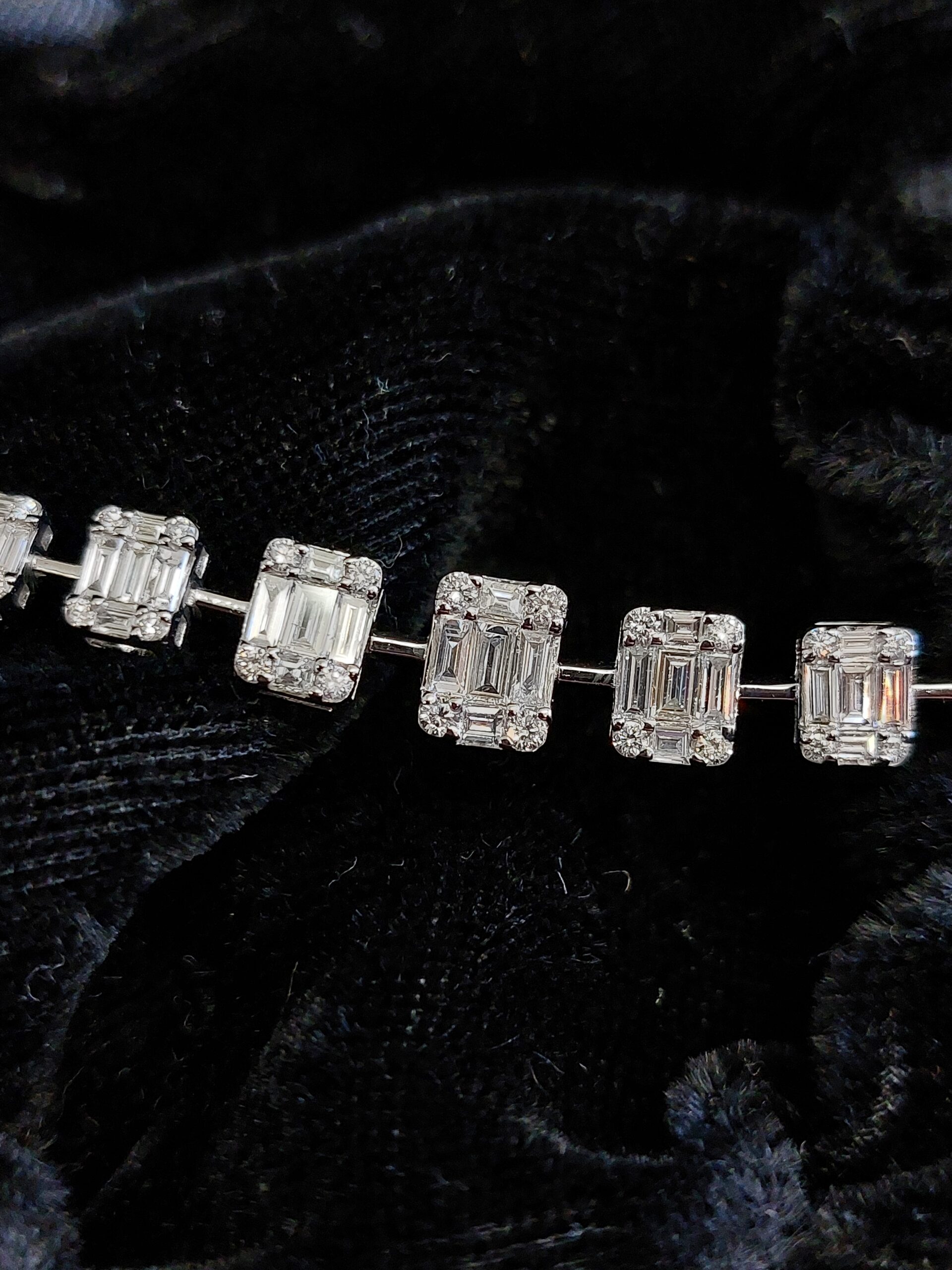 Stunning 18ct White Gold Natural Baguette & Round Brilliant Diamond bracelet - Image 7