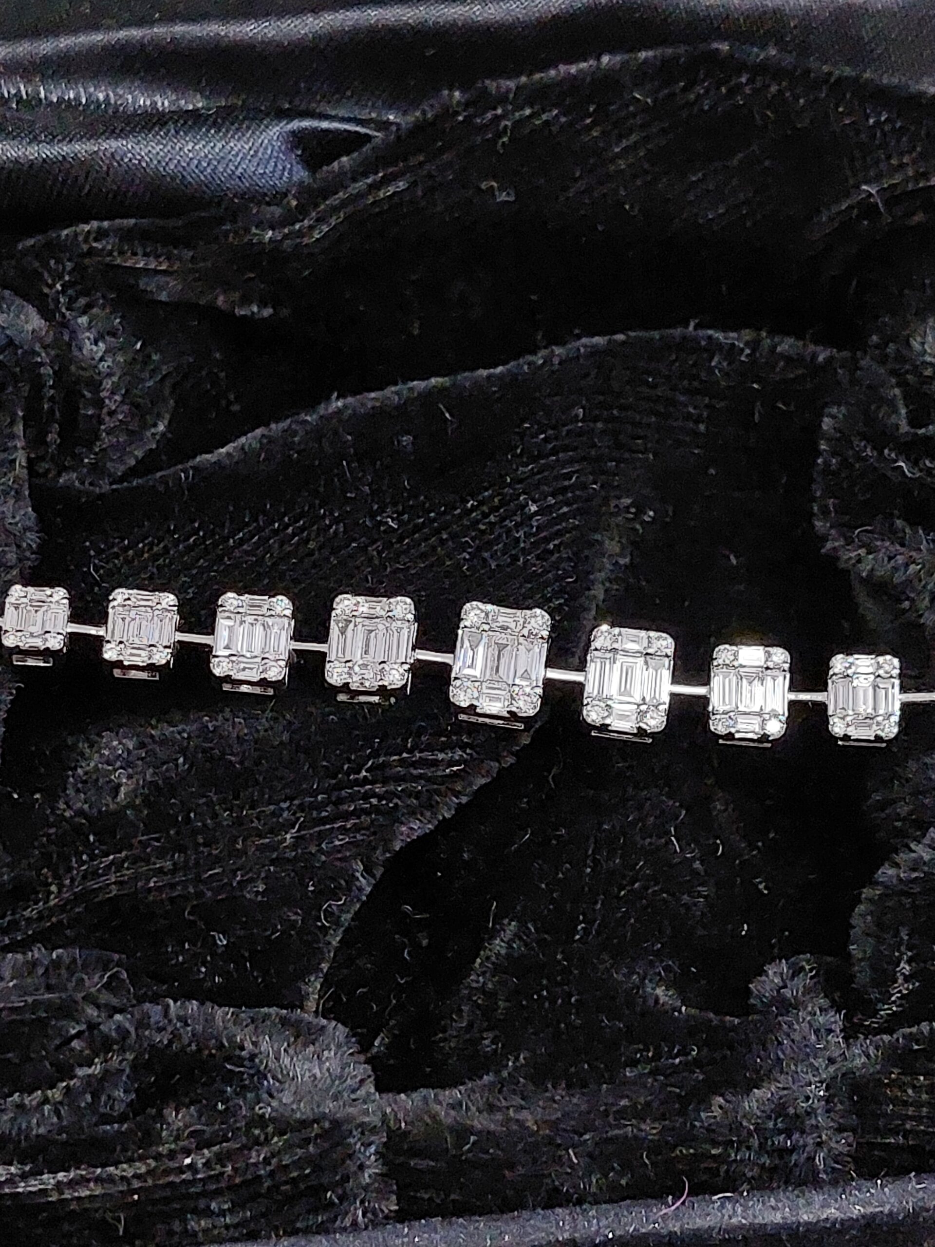 Stunning 18ct White Gold Natural Baguette & Round Brilliant Diamond bracelet - Image 4