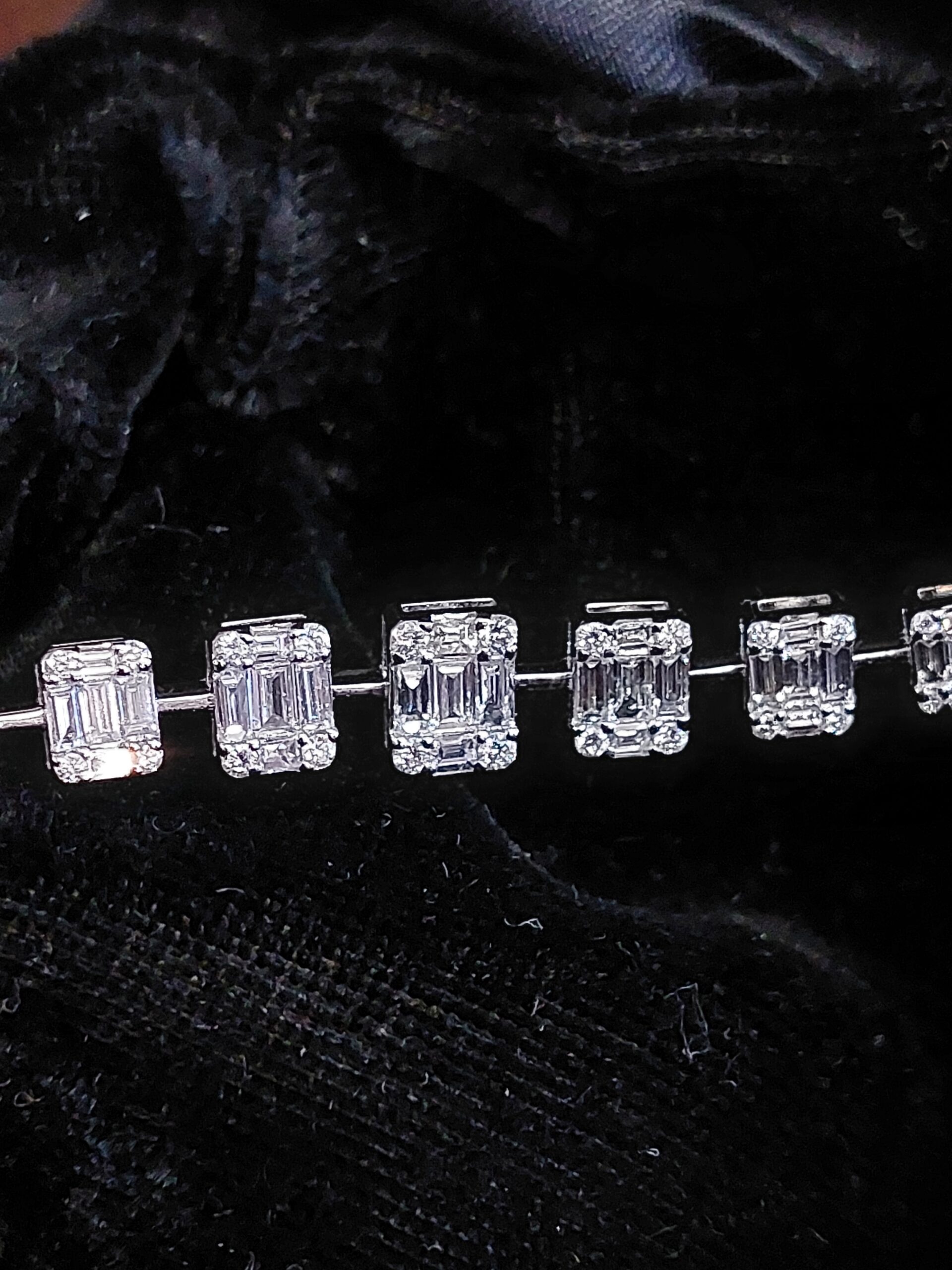 Stunning 18ct White Gold Natural Baguette & Round Brilliant Diamond bracelet - Image 3