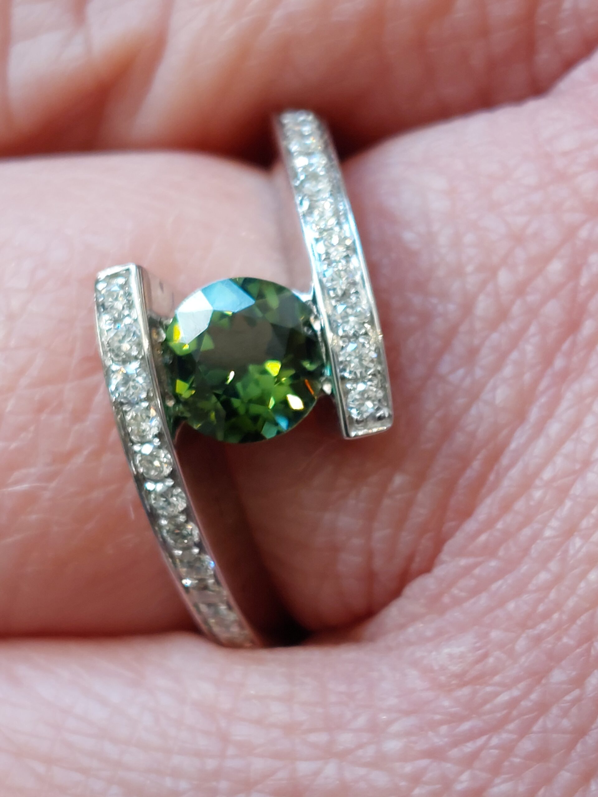 Ladies 18ct W/G Green Tourmaline & Diamond Illusion Set Ring - Simply Stunning!!! - Image 2