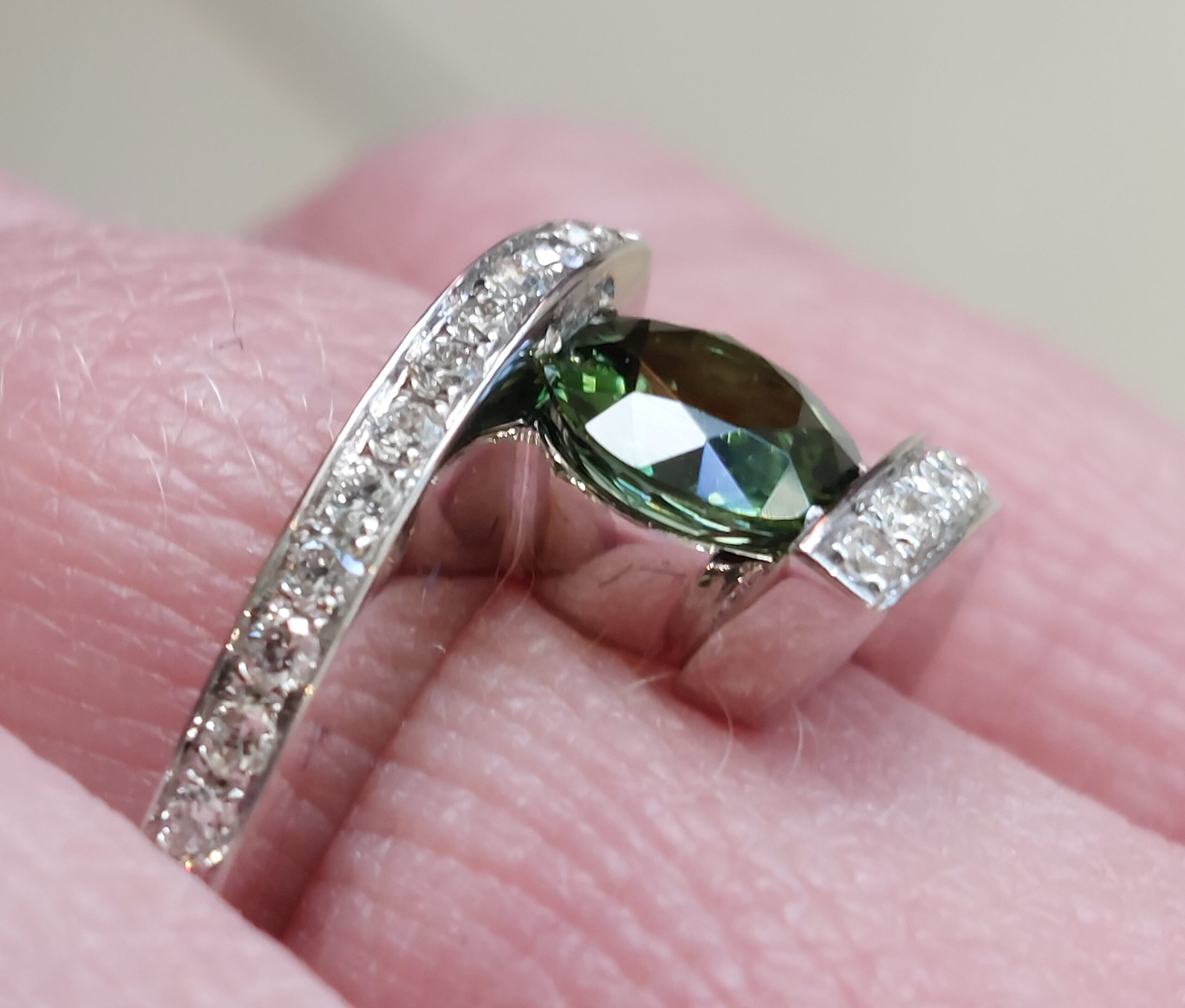 Ladies 18ct W/G Green Tourmaline & Diamond Illusion Set Ring - Simply Stunning!!! - Image 3