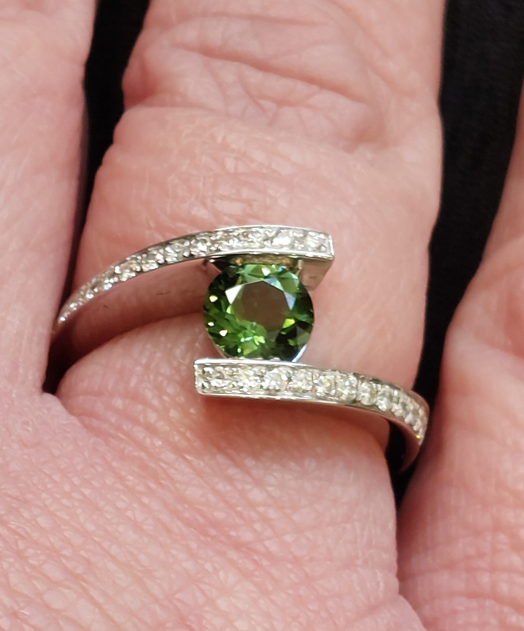 Ladies 18ct W/G Green Tourmaline & Diamond Illusion Set Ring - Simply Stunning!!!