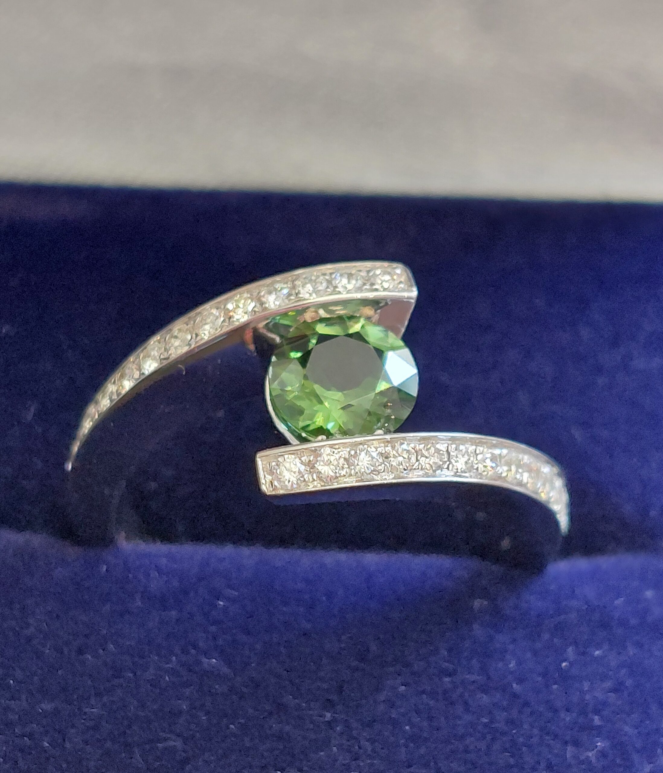 Ladies 18ct W/G Green Tourmaline & Diamond Illusion Set Ring - Simply Stunning!!! - Image 6