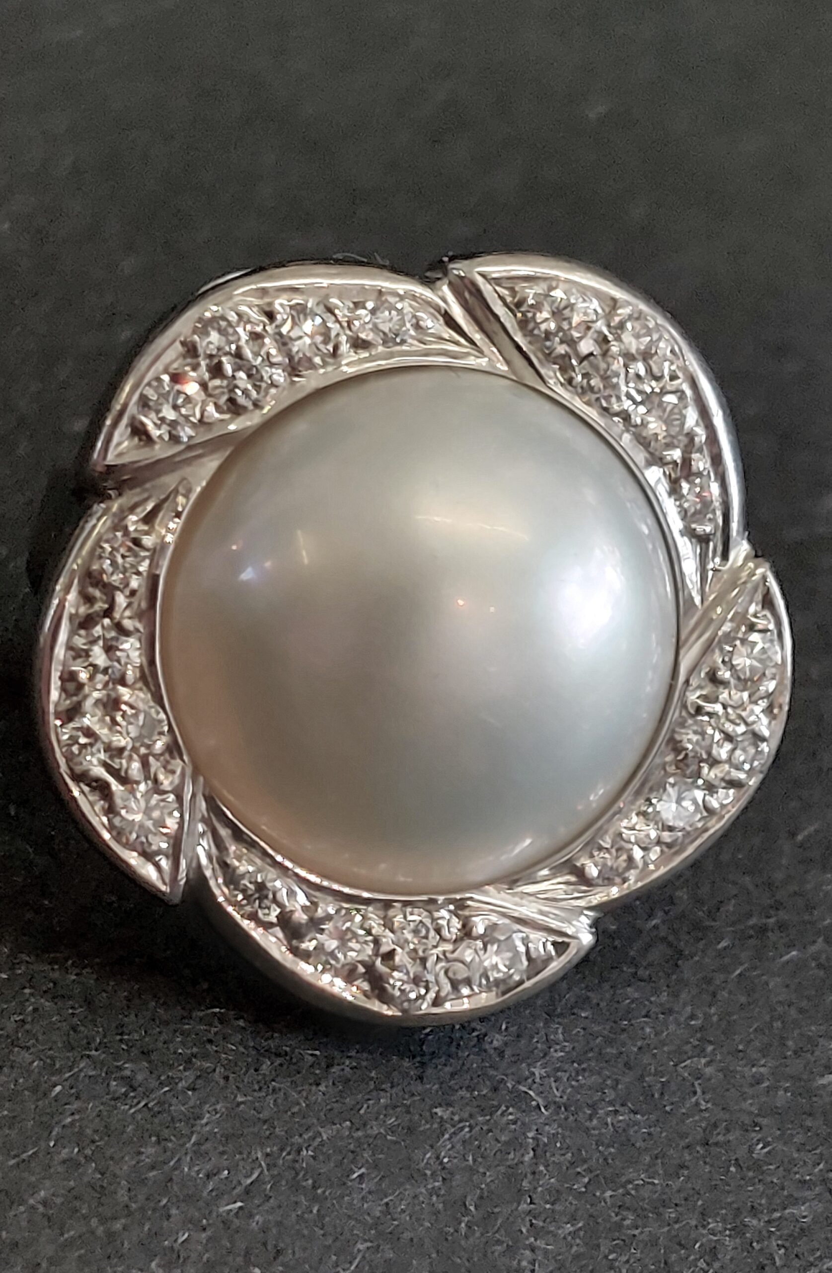 18ct White Gold Natural Diamond and Mobe Pearl Earrings - Image 3