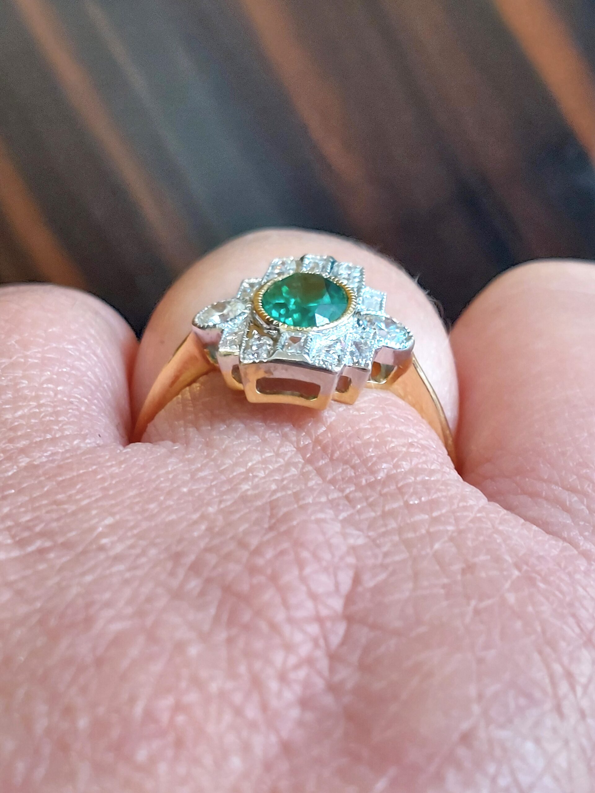Ladies 18ct Y/G Natural Emerald & Diamond Deco Style Ring - Stunning!!! - Image 3