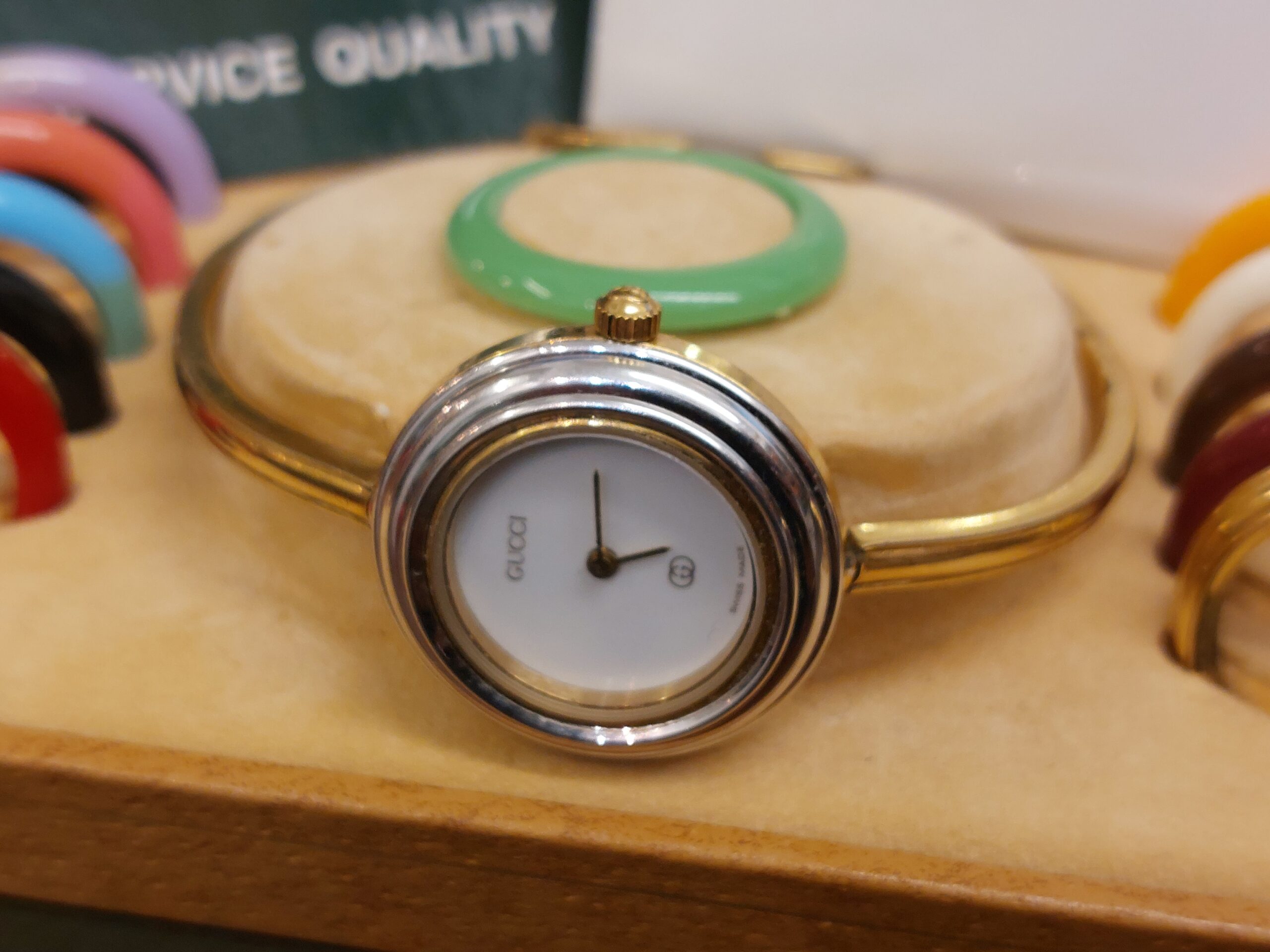 Vintage 88' Ladies Gucci Interchangeable Bezel Bangle Watch - Full Box & Papers! - Image 2