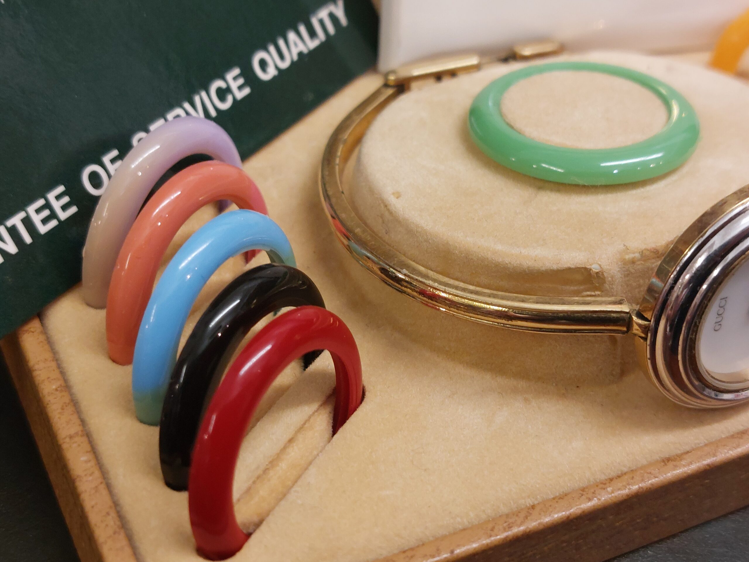 Vintage 88' Ladies Gucci Interchangeable Bezel Bangle Watch - Full Box & Papers! - Image 3