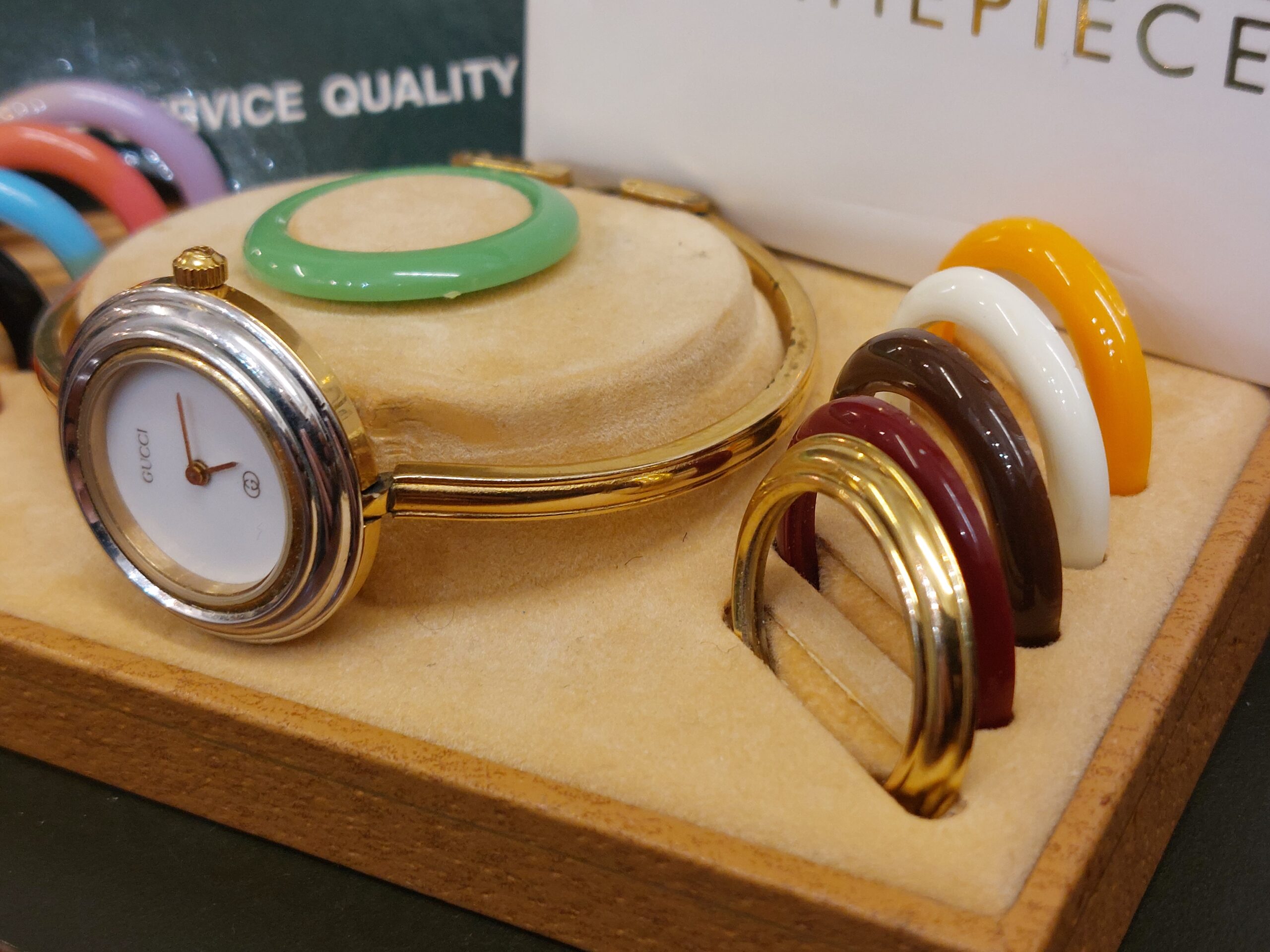 Vintage 88' Ladies Gucci Interchangeable Bezel Bangle Watch - Full Box & Papers! - Image 4
