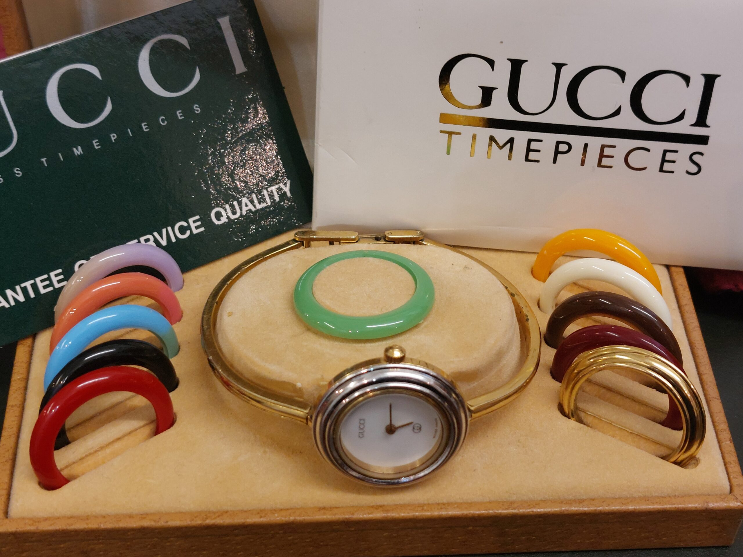 Vintage 88' Ladies Gucci Interchangeable Bezel Bangle Watch - Full Box & Papers! - Image 6
