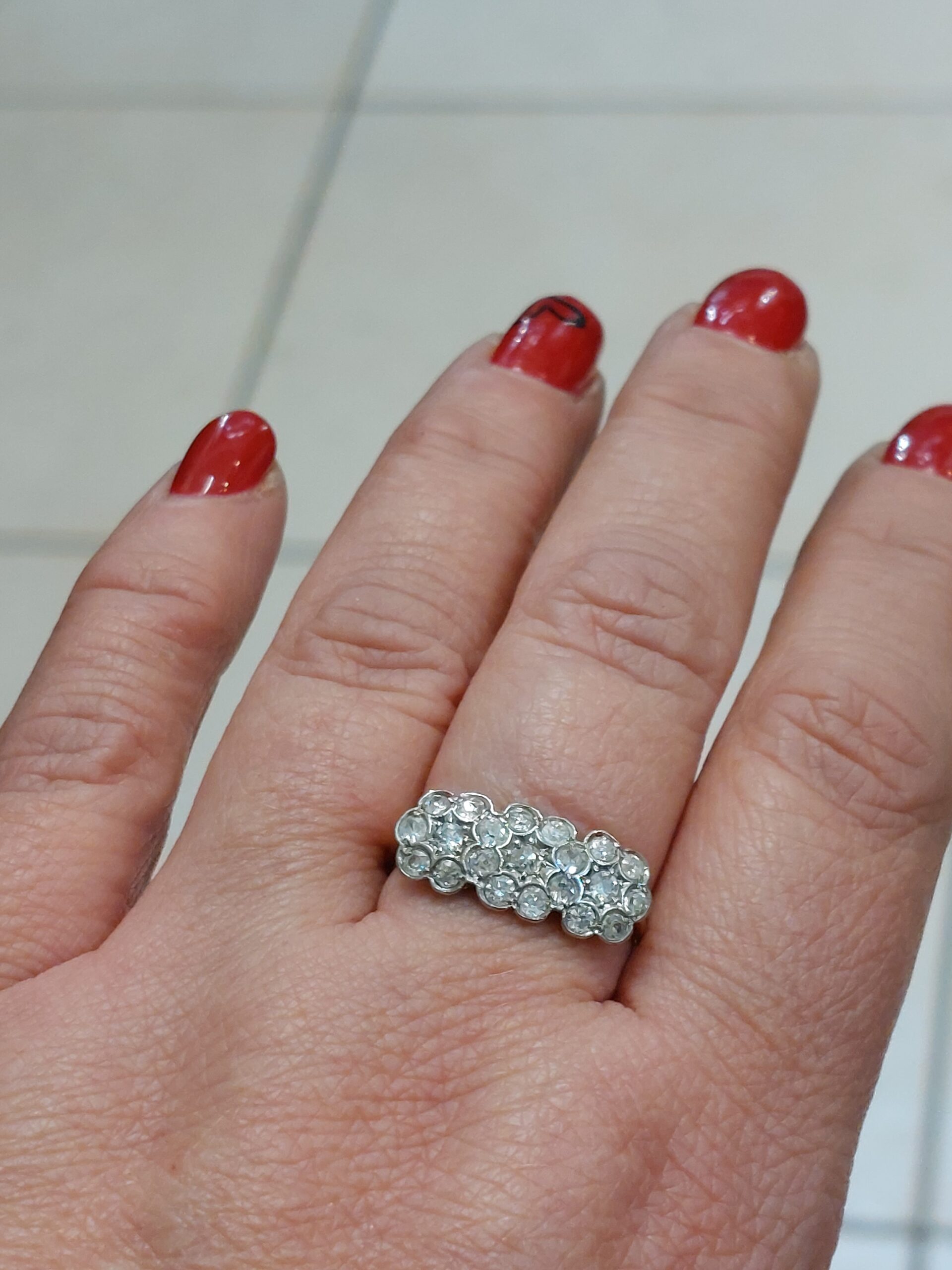 Stunning Antique 18ct Yellow Gold & Platinum Natural Diamond Triple Daisy Ring - Image 3
