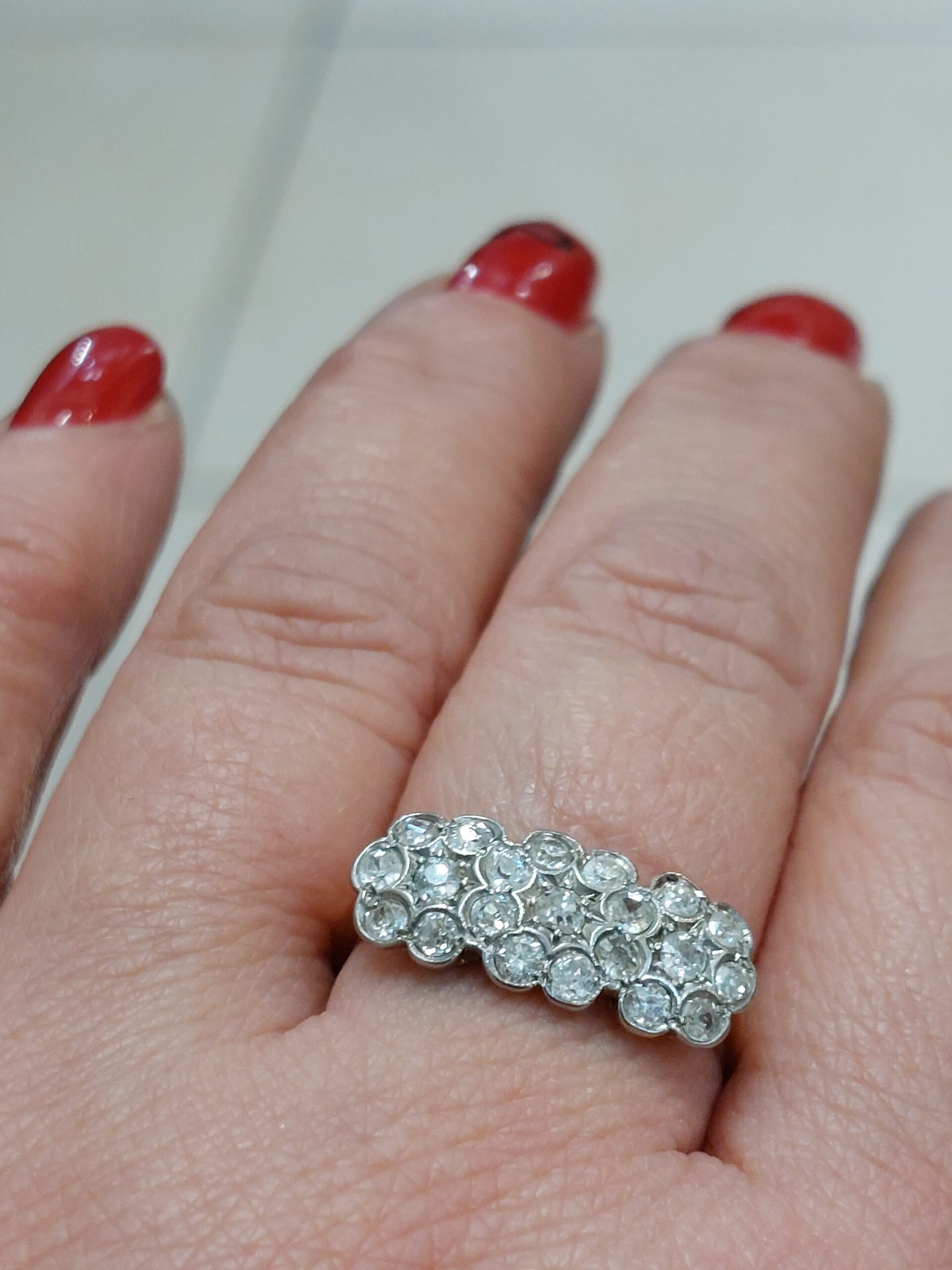 Stunning Antique 18ct Yellow Gold & Platinum Natural Diamond Triple Daisy Ring - Image 4