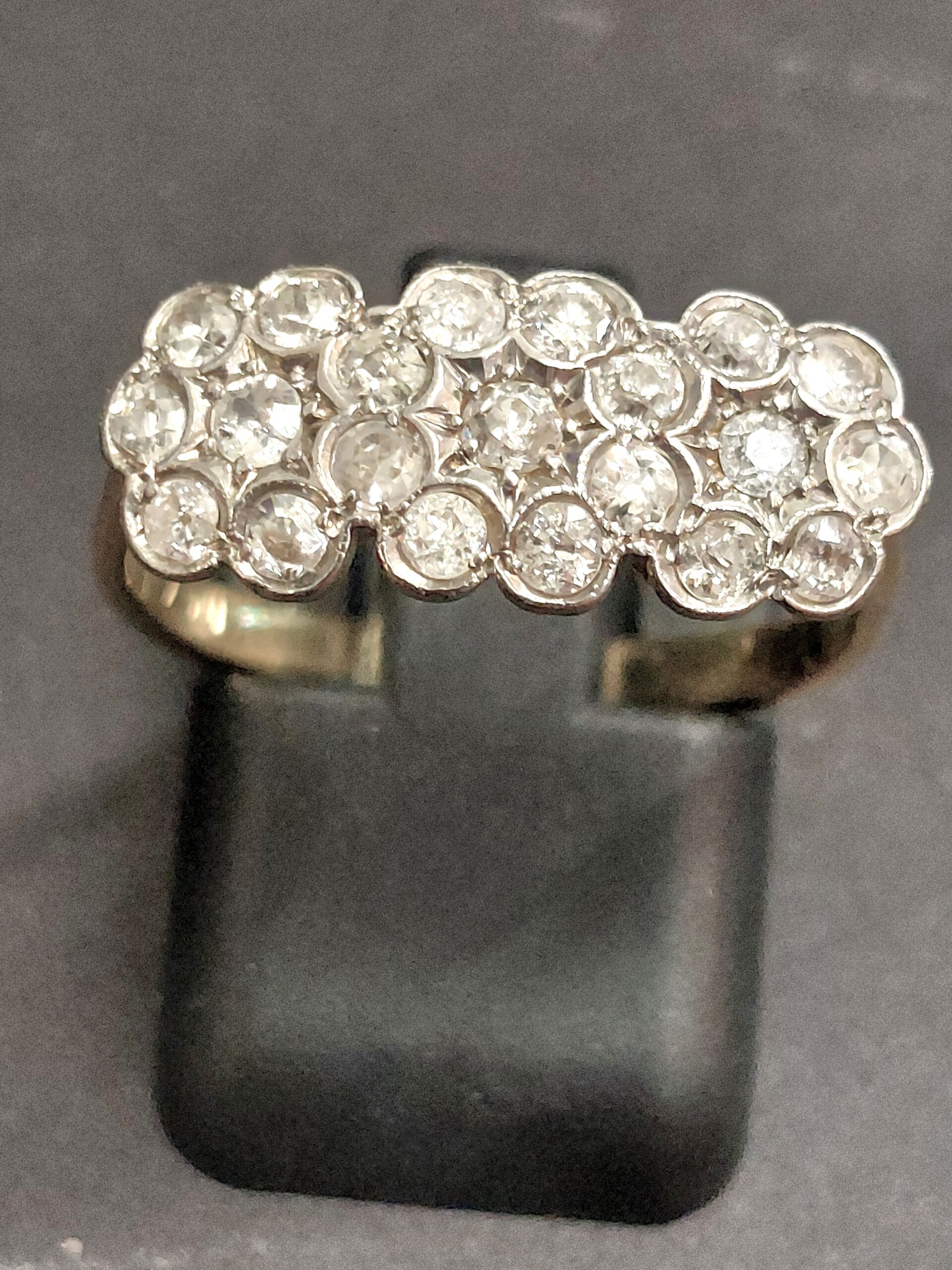 Stunning Antique 18ct Yellow Gold & Platinum Natural Diamond Triple Daisy Ring - Image 5