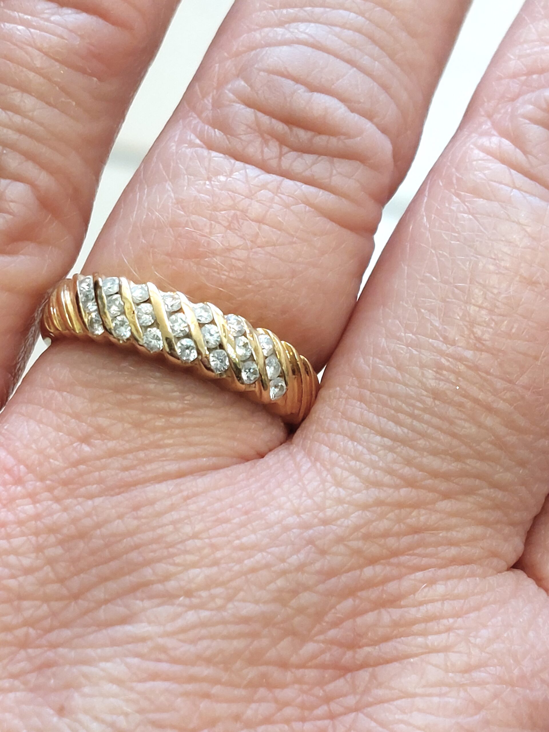 18ct Yellow Gold and Diamond Band Ring -Really Pretty!!! - Image 2