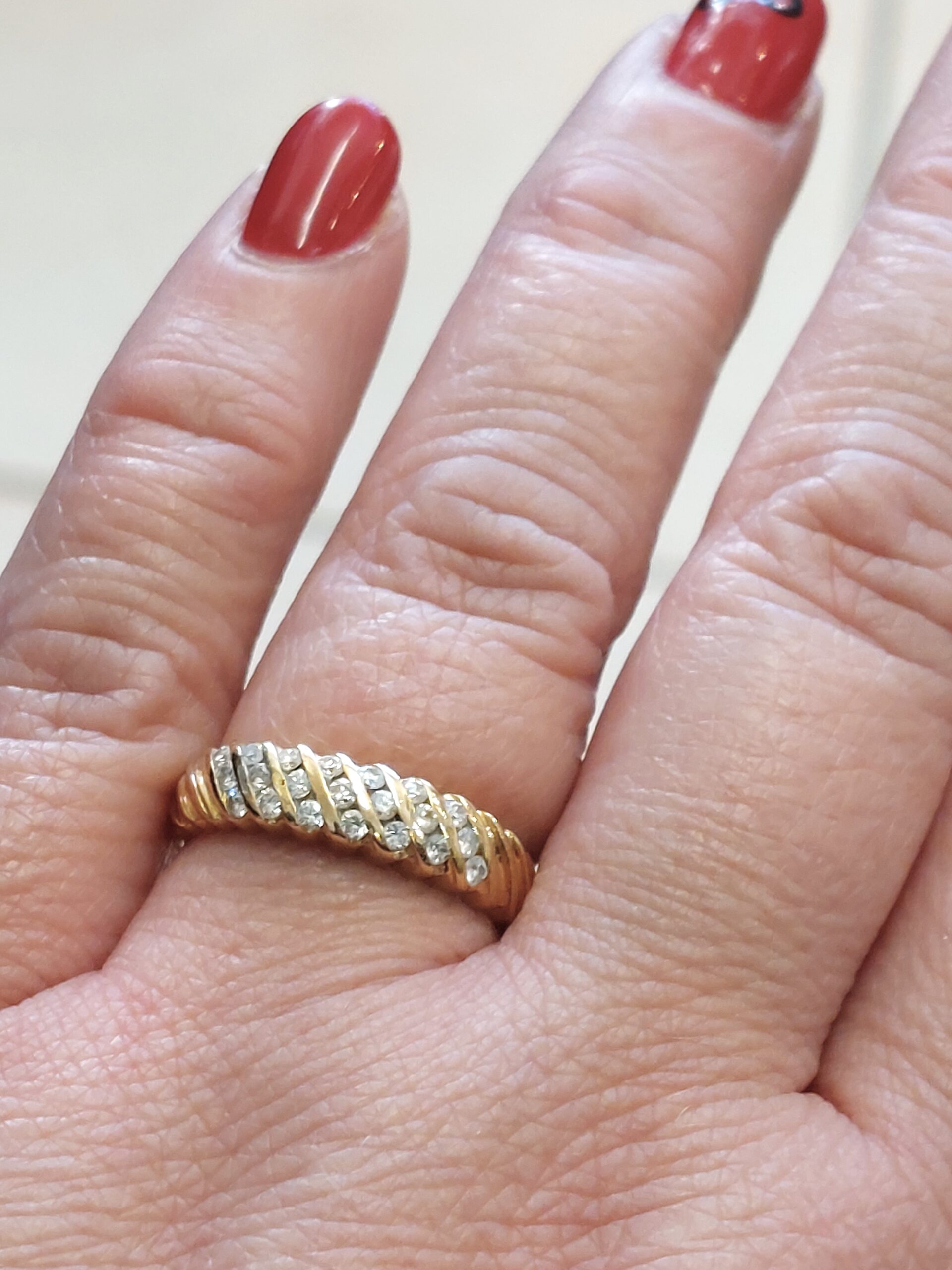 18ct Yellow Gold and Diamond Band Ring -Really Pretty!!! - Image 3