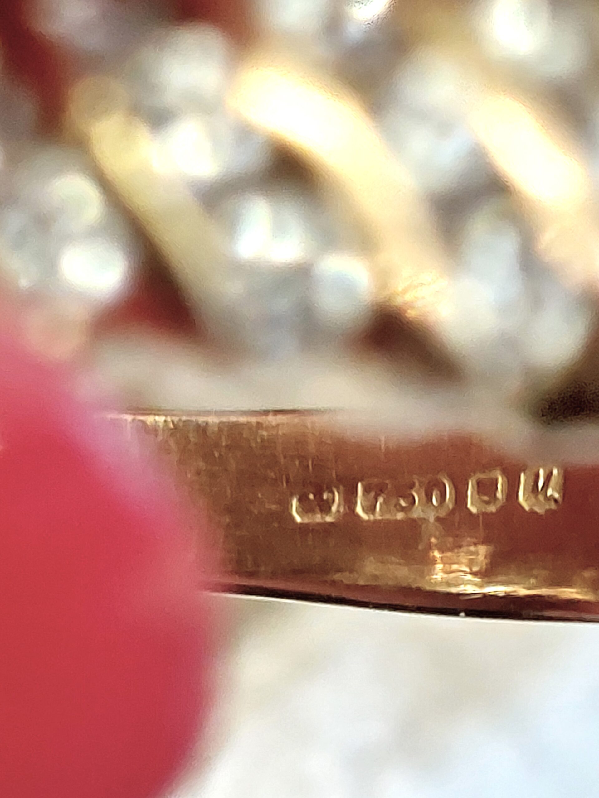 18ct Yellow Gold and Diamond Band Ring -Really Pretty!!! - Image 7