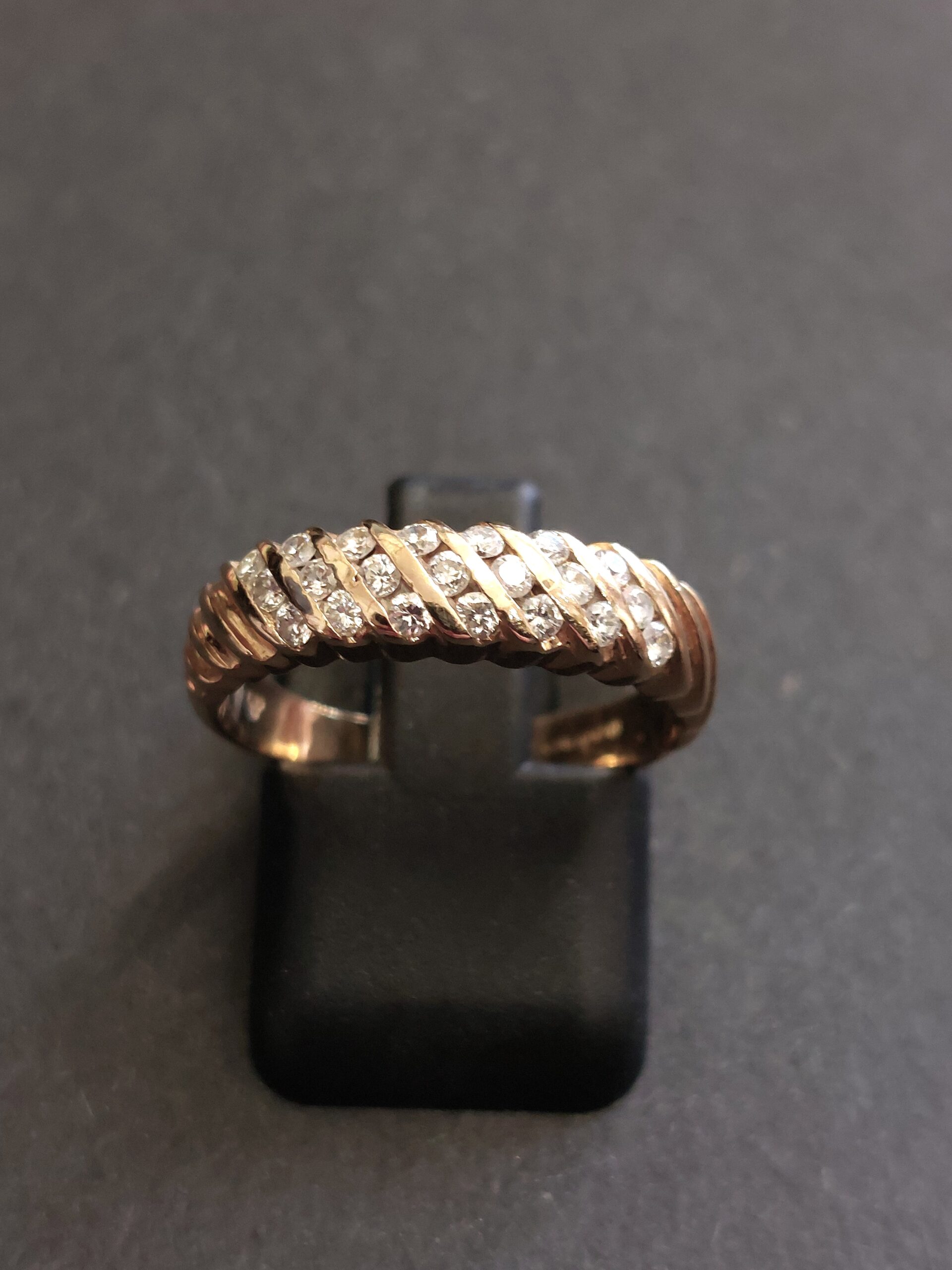 18ct Yellow Gold and Diamond Band Ring -Really Pretty!!! - Image 9