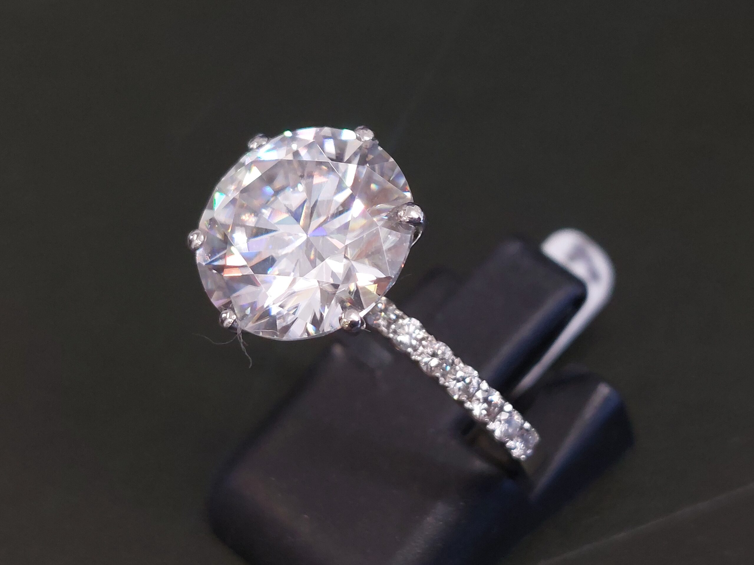 Ladies 18ct W/Gold 5.50ct total Diamond solitaire beautiful ring - Image 3