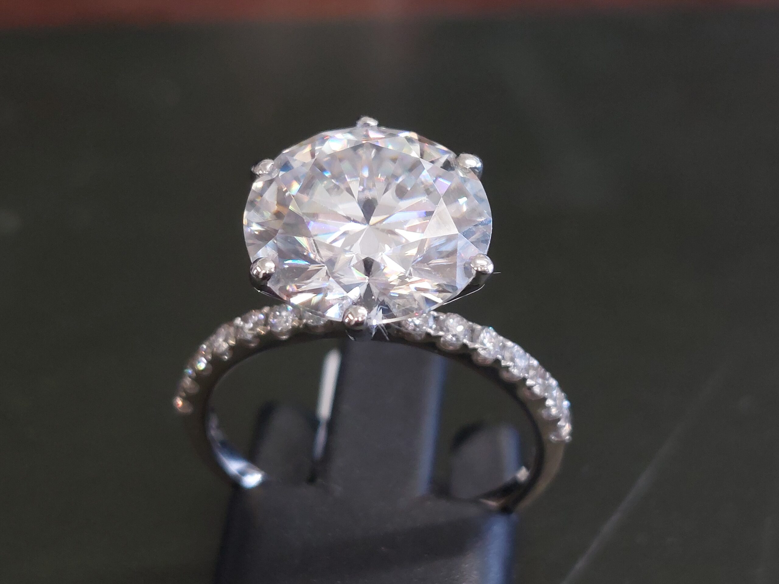 Ladies 18ct W/Gold 5.50ct total Diamond solitaire beautiful ring