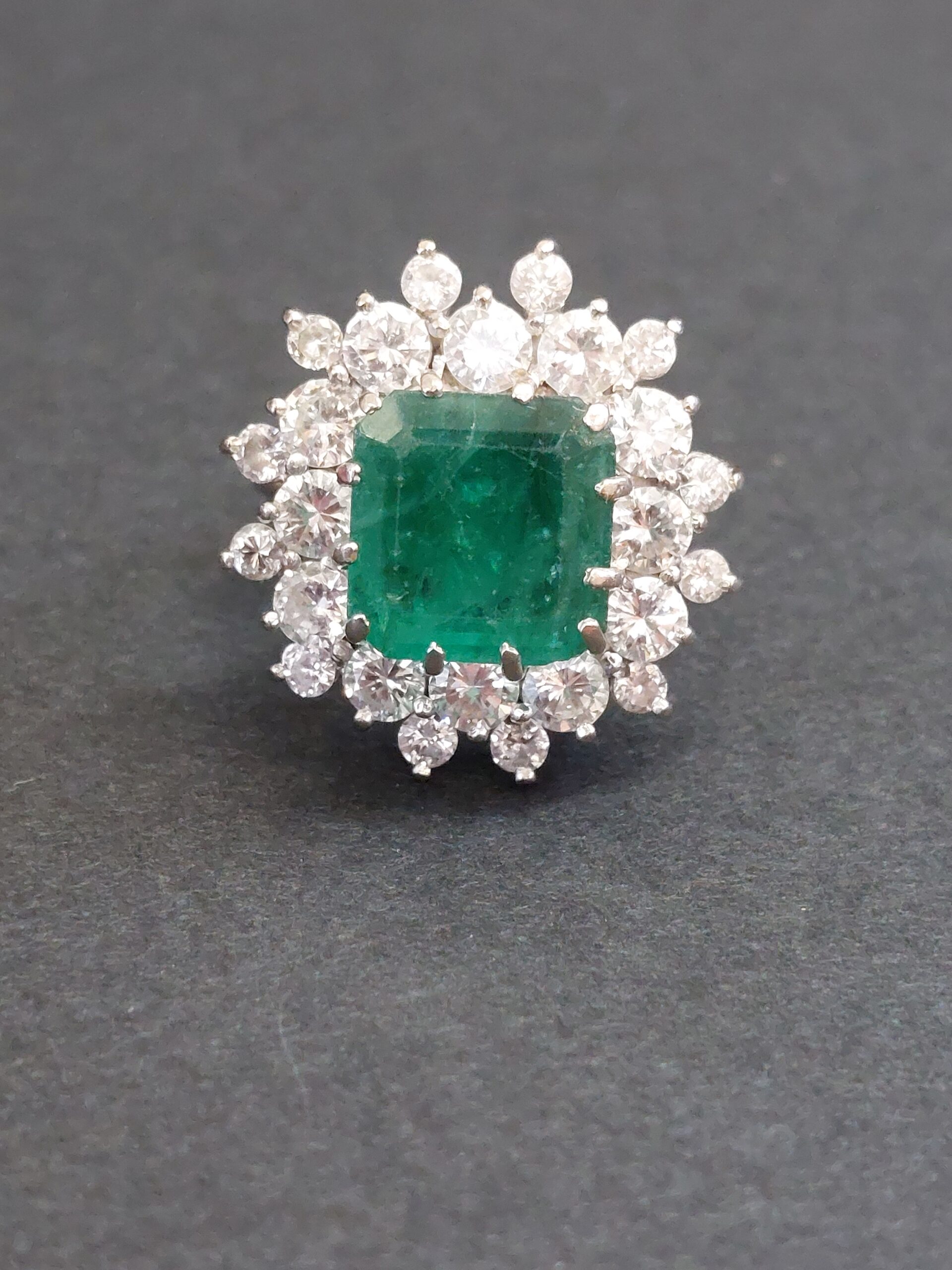 18ct W/G Columbian Emerald and Natural Diamond Cluster - Stunning - Image 2