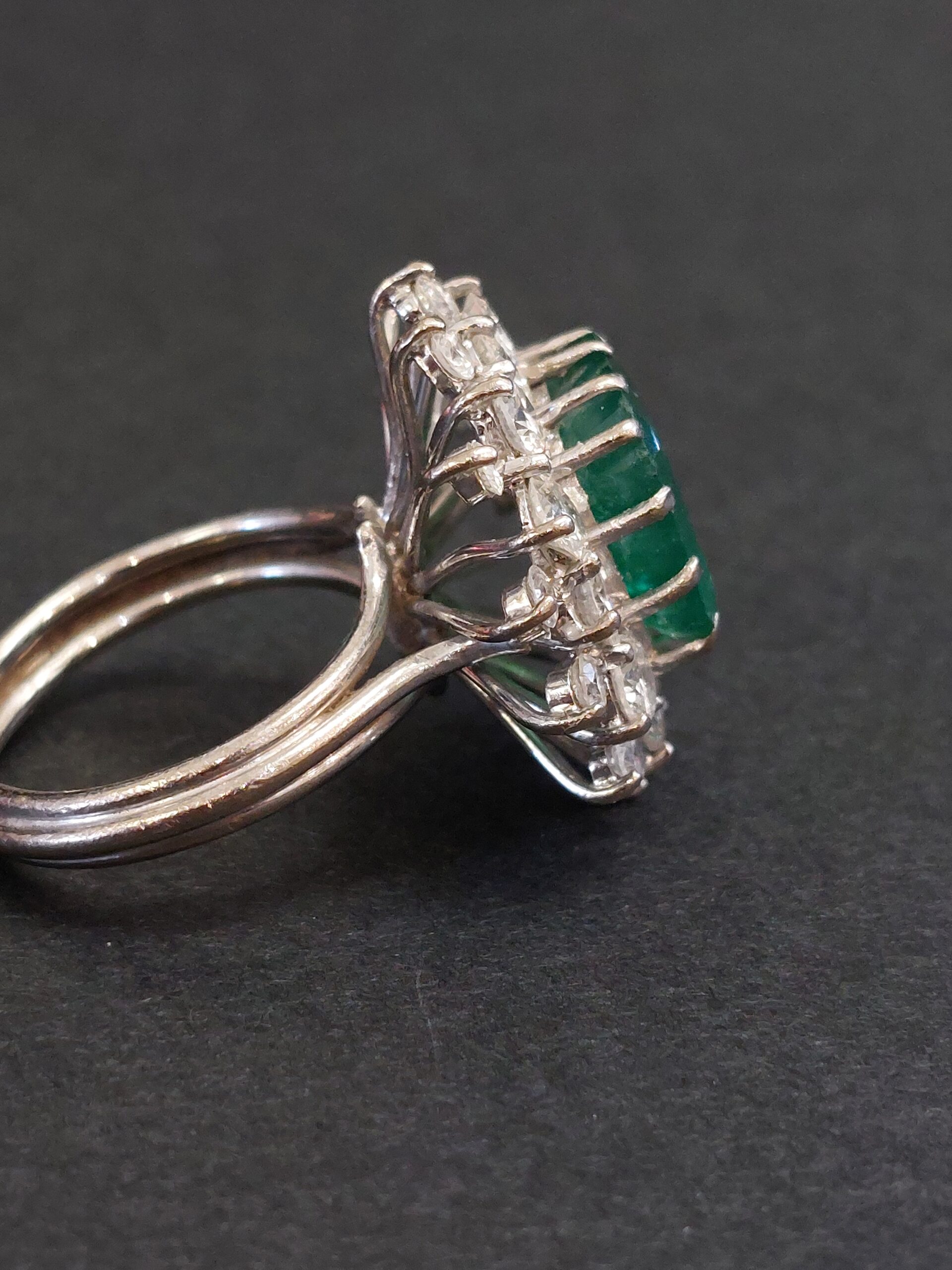 18ct W/G Columbian Emerald and Natural Diamond Cluster - Stunning - Image 3