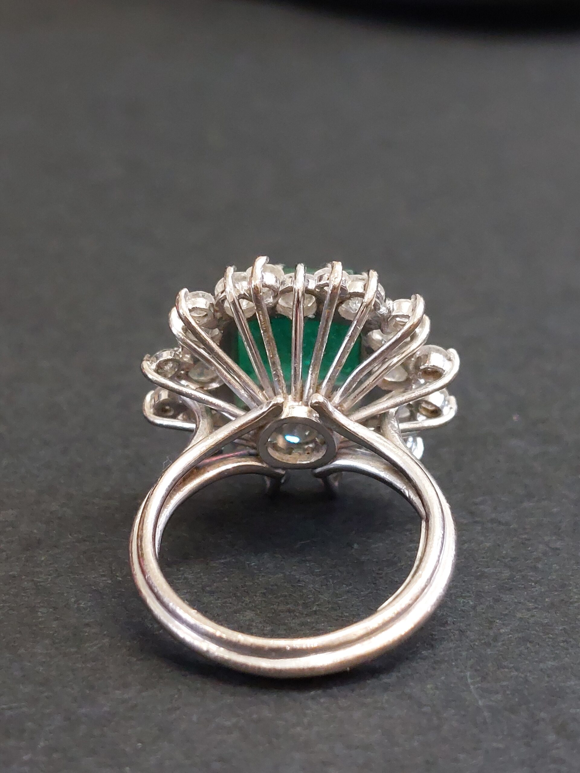 18ct W/G Columbian Emerald and Natural Diamond Cluster - Stunning - Image 4