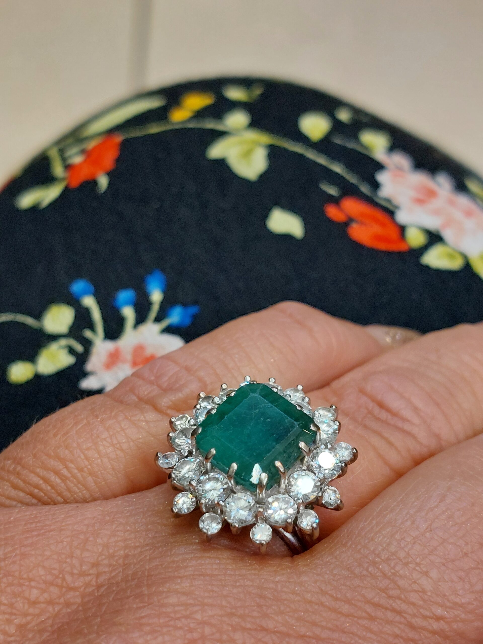 18ct W/G Columbian Emerald and Natural Diamond Cluster - Stunning - Image 6