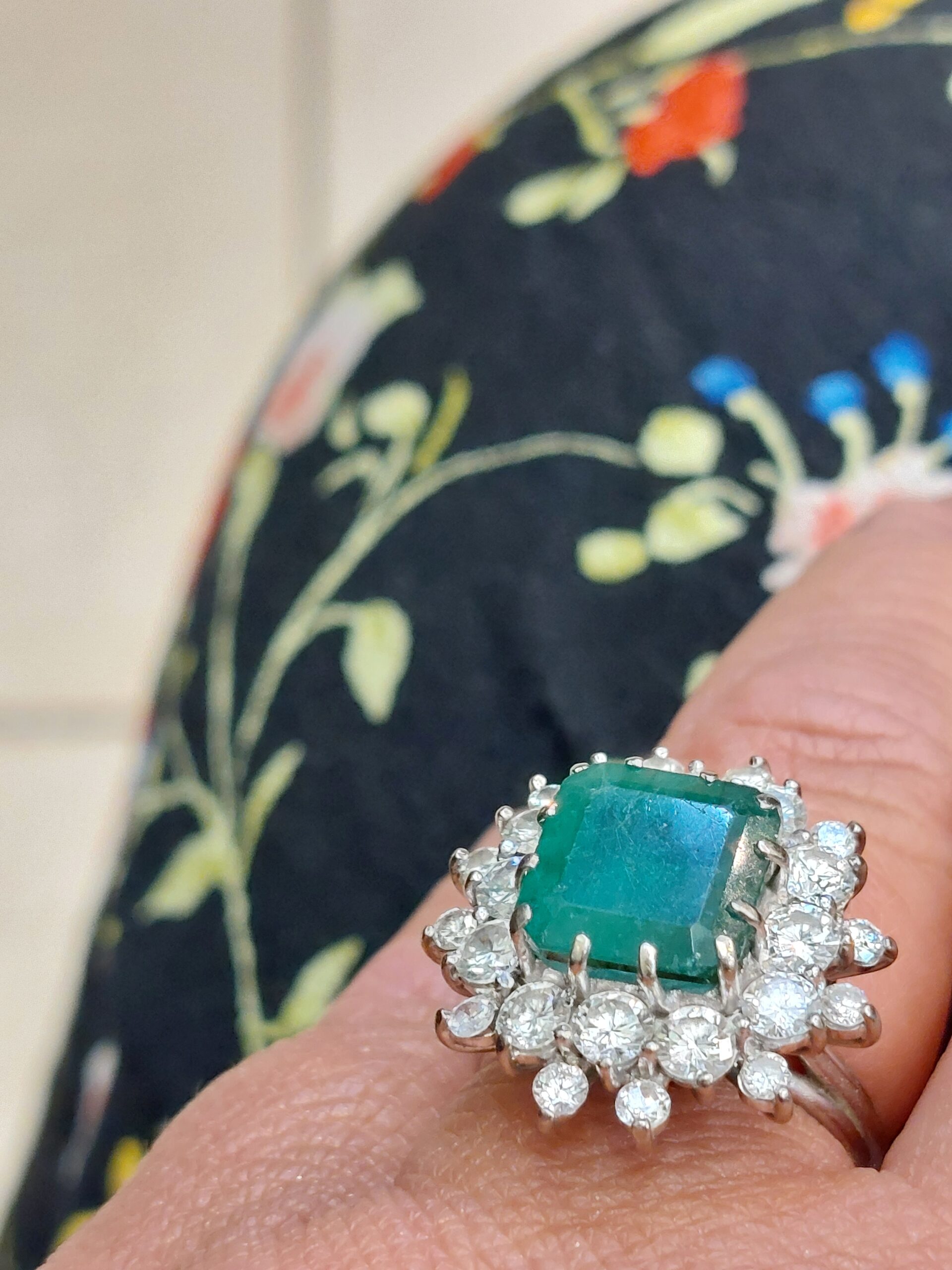 18ct W/G Columbian Emerald and Natural Diamond Cluster - Stunning - Image 7