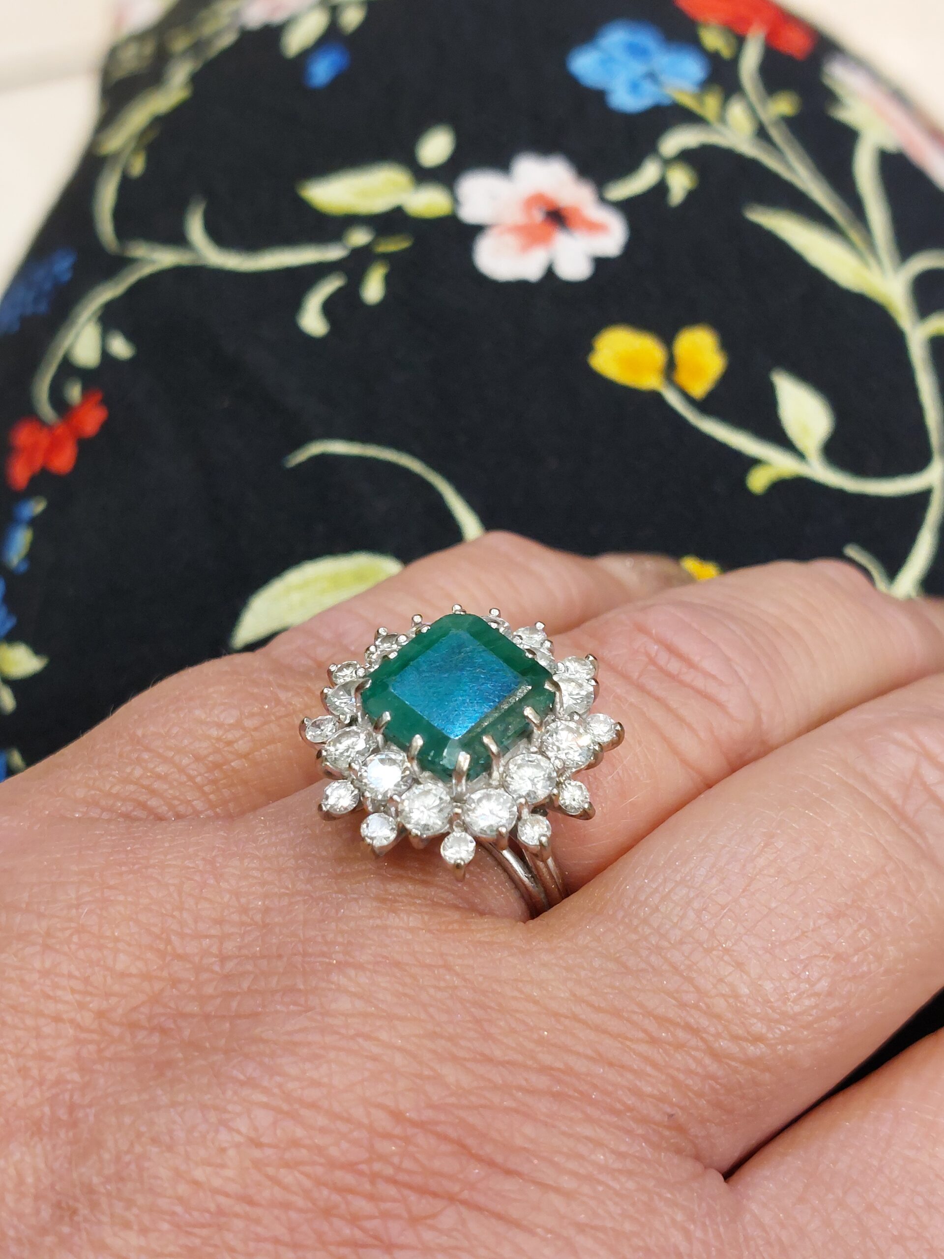 18ct W/G Columbian Emerald and Natural Diamond Cluster - Stunning - Image 8