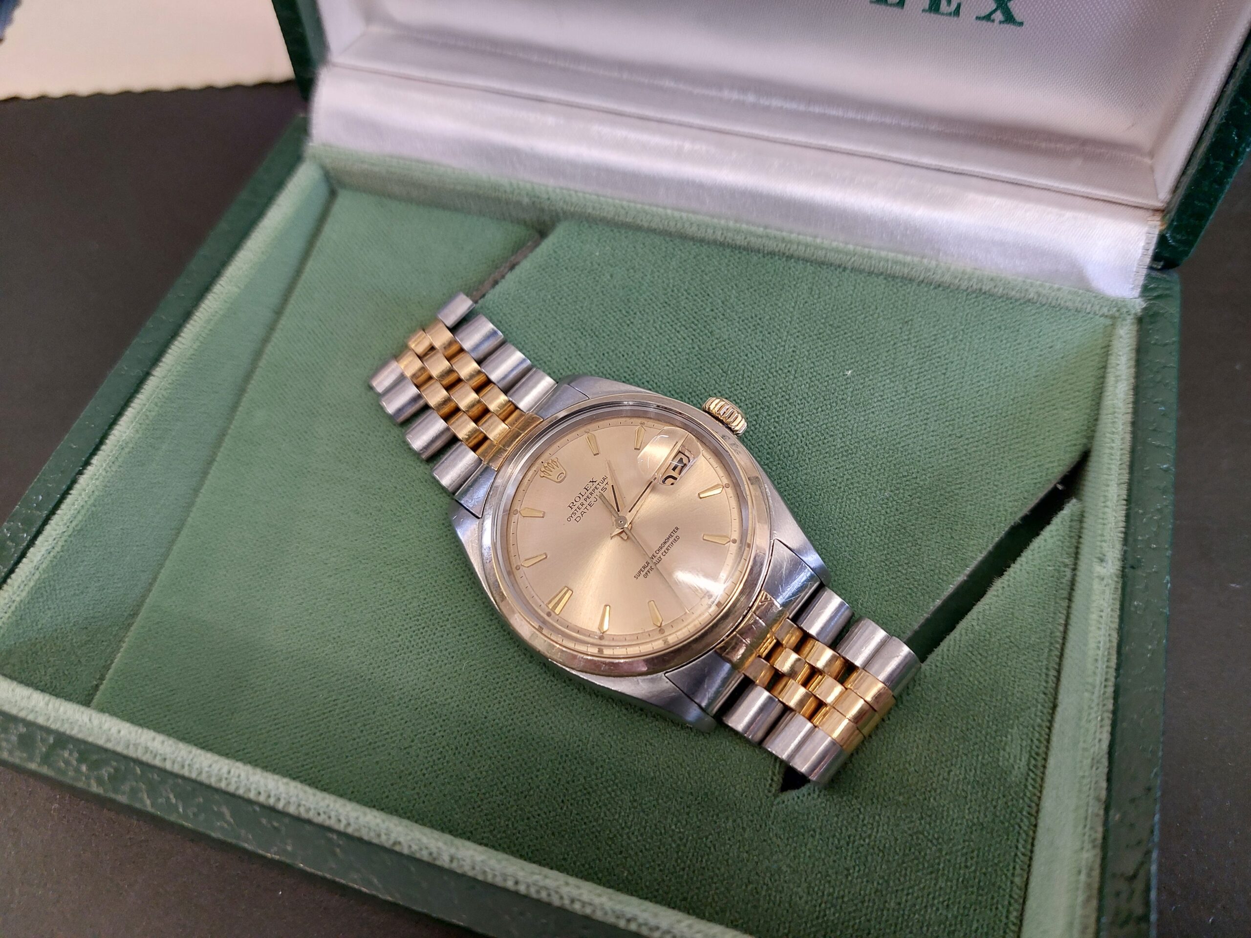 1962 1600 bimetal Date-just 1560 cal Butterfly movement, Pie Pan dial, Coffin box - Image 2